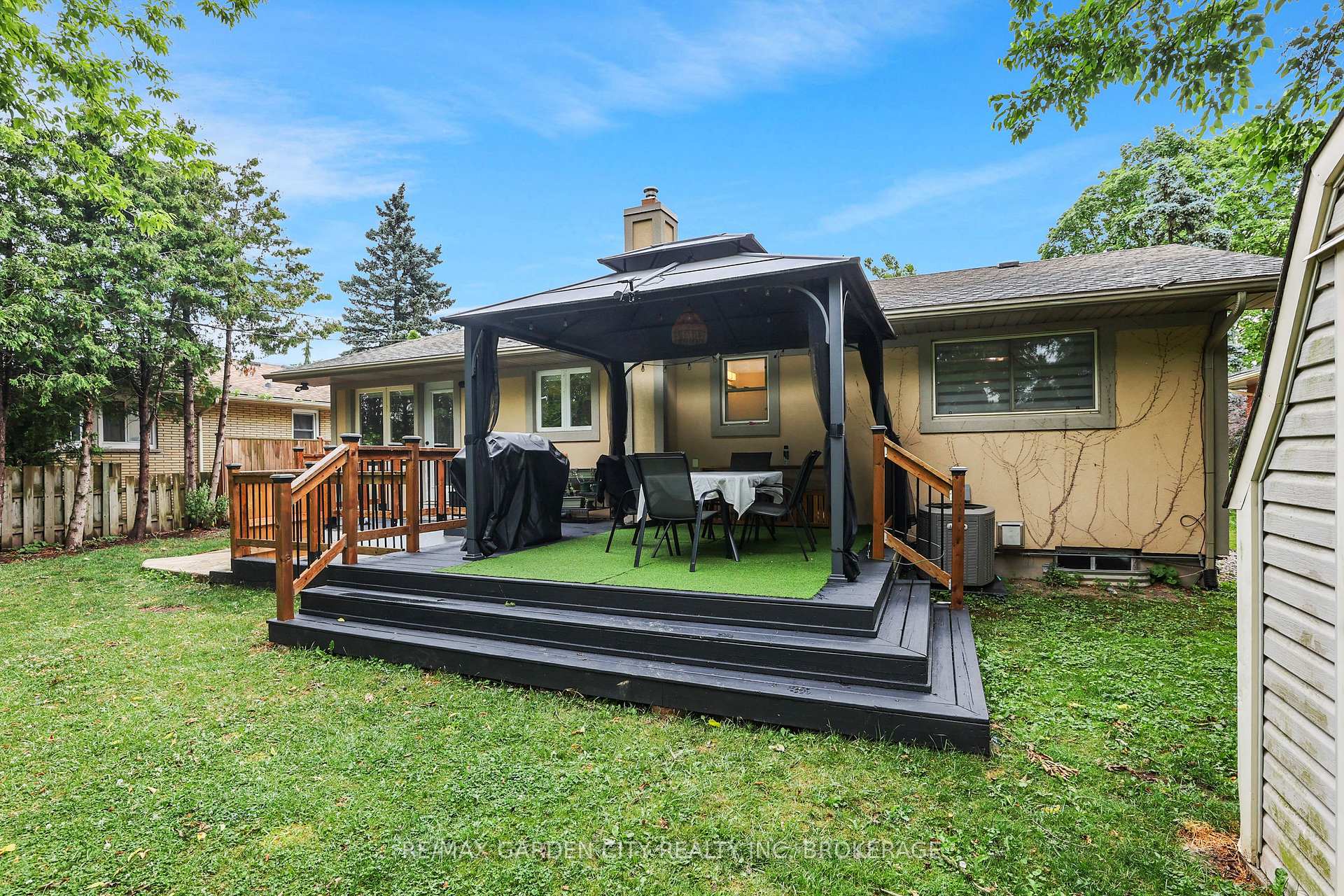 Photo 38 of 18 Wakil Drive, St. Catharines, Glendale/Glenridge — HOMEH