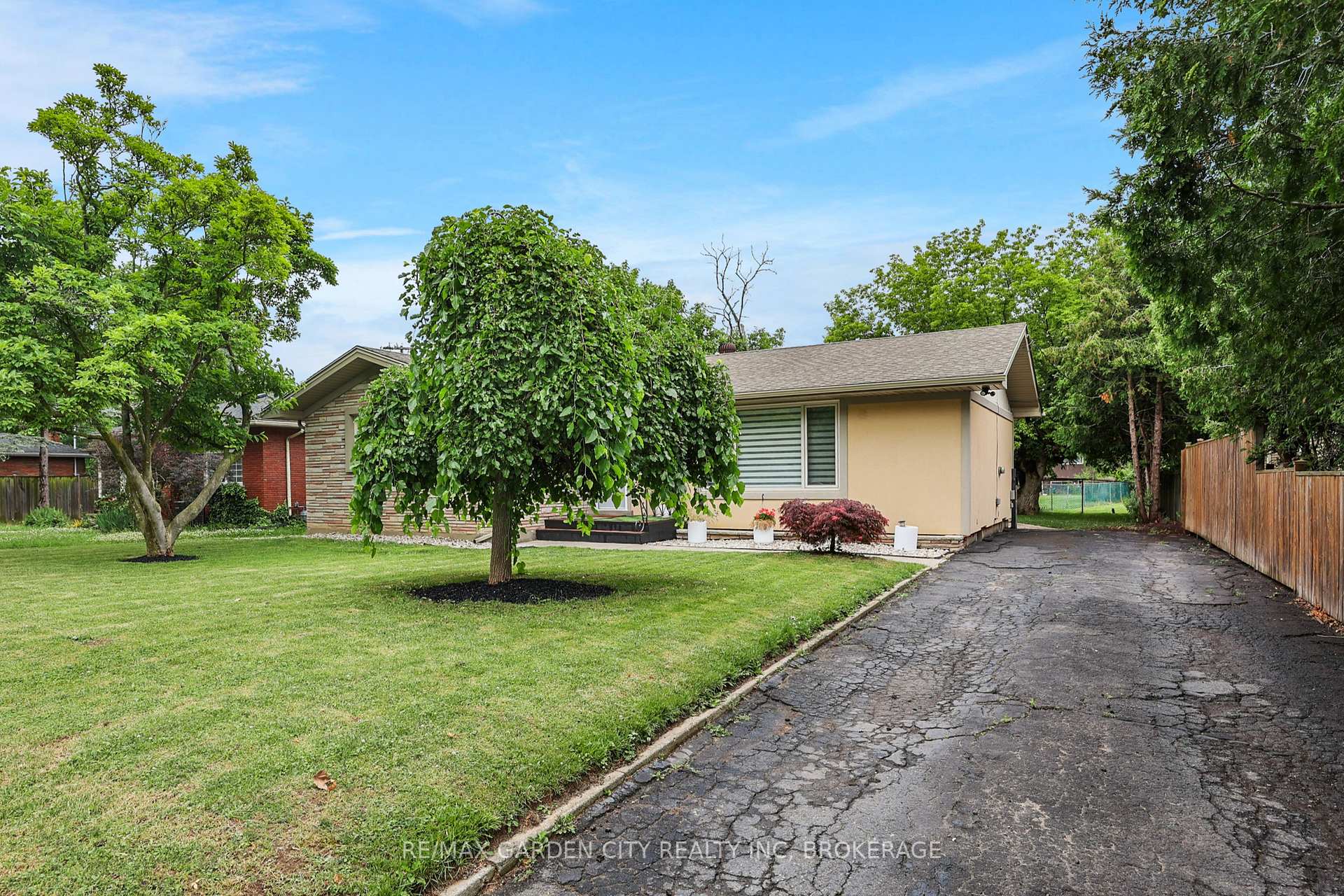 Photo 43 of 18 Wakil Drive, St. Catharines, Glendale/Glenridge — HOMEH