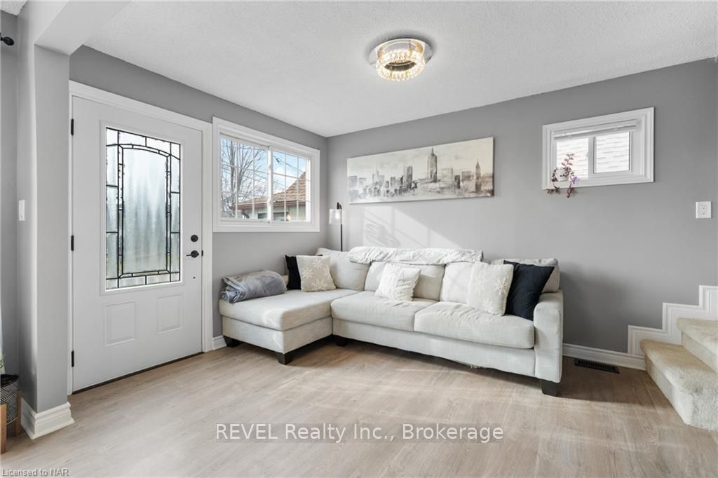 Photo 5 of 11 Delaware Street, St. Catharines, Facer — HOMEH