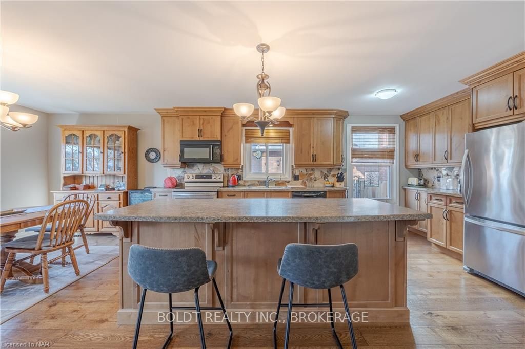 Photo 12 of 33 Port Master Drive, St. Catharines, Martindale Pond — HOMEH