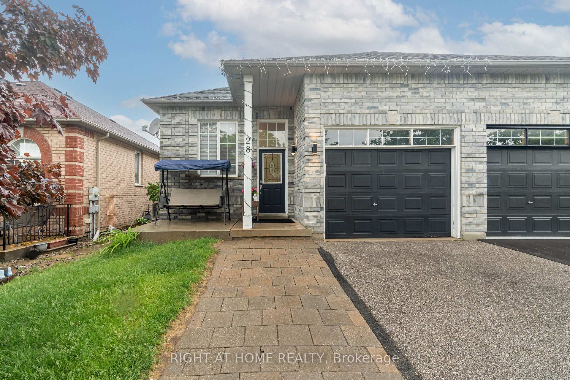 Photo 2 of 28 Peter Street, Barrie, Ardagh — HOMEH