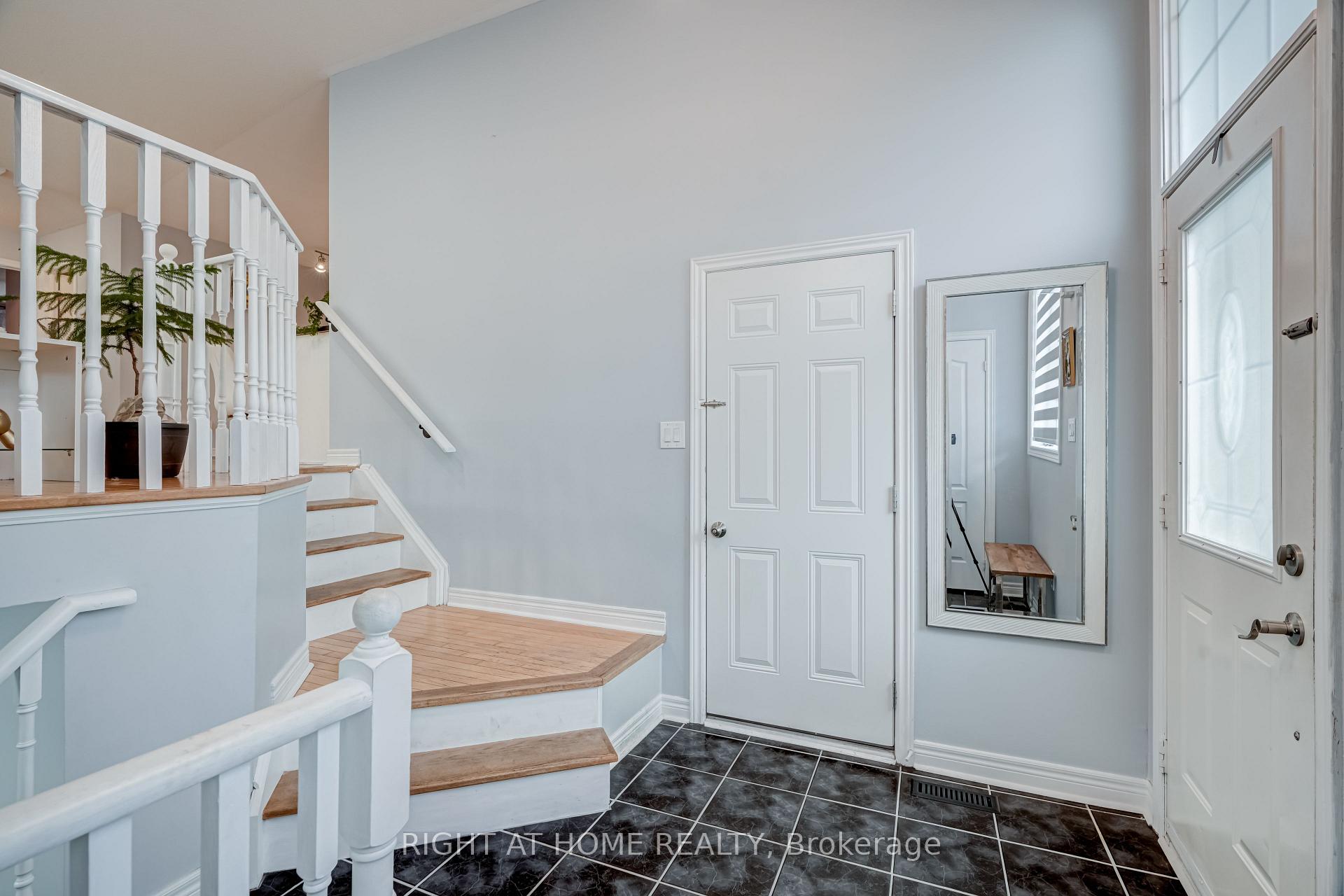 Photo 3 of 28 Peter Street, Barrie, Ardagh — HOMEH