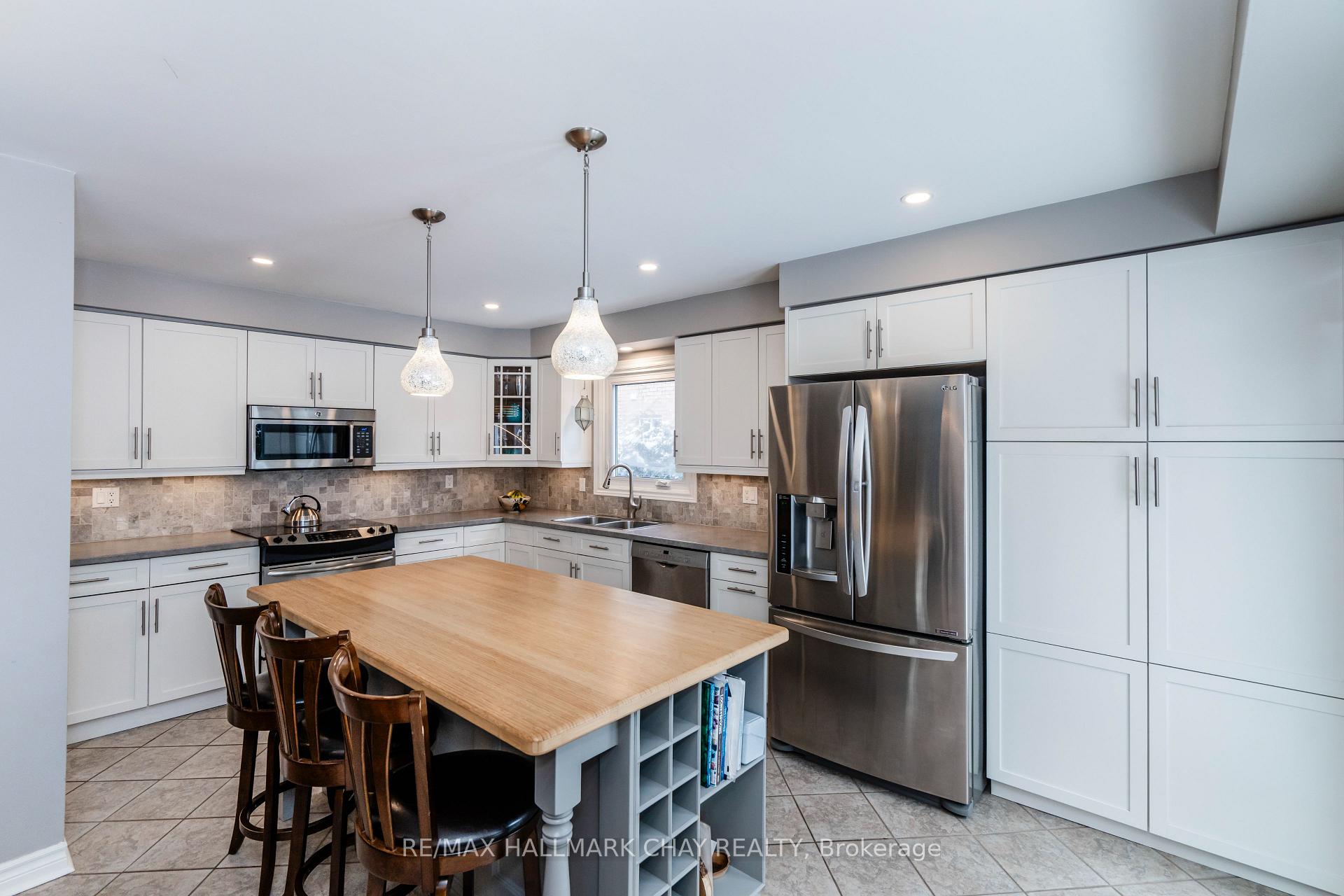 Photo 5 of 501 Grove Street E, Barrie, Grove East — HOMEH