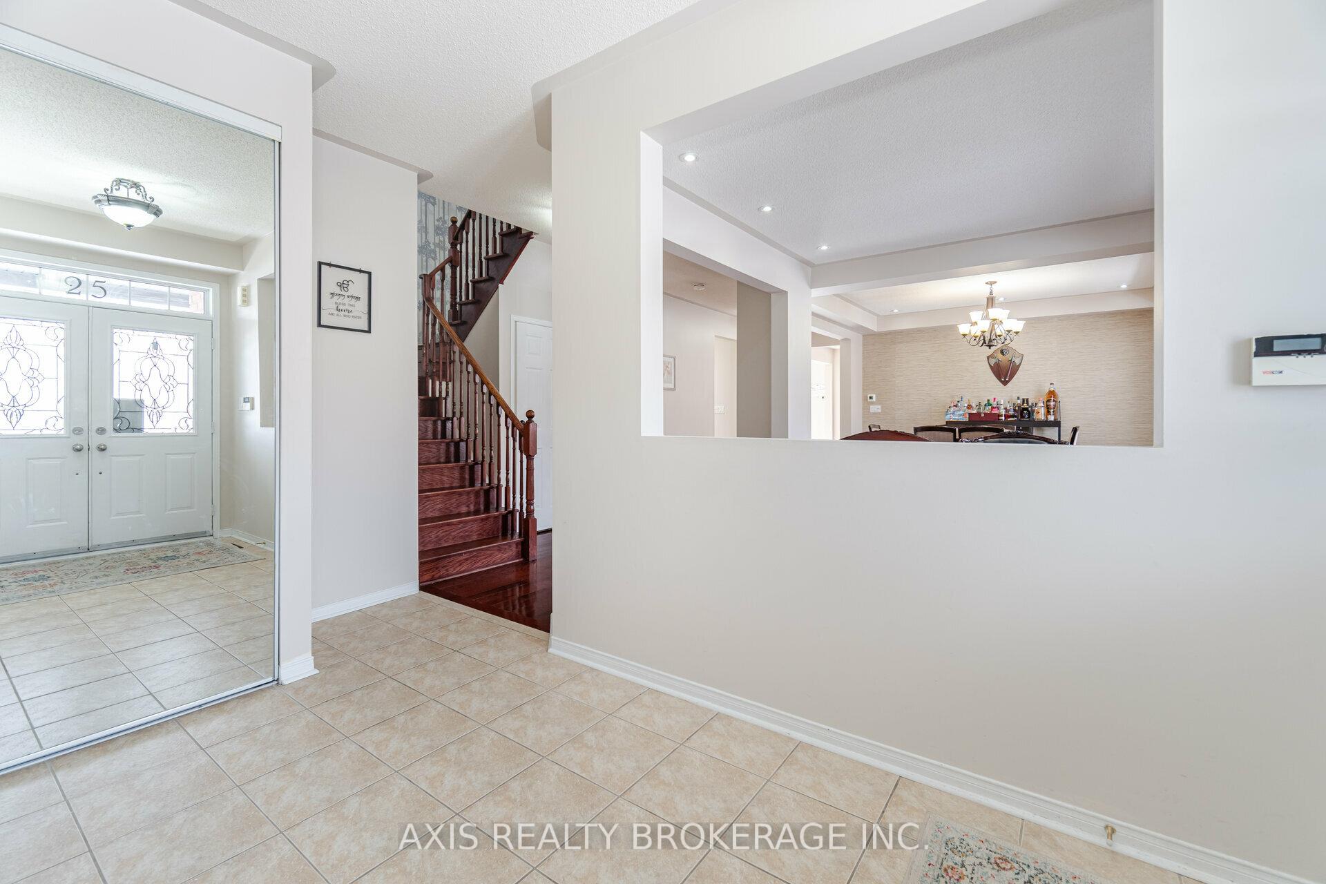 Photo 8 of 25 Laurentide Crescent, Brampton, Vales of Castlemore North — HOMEH