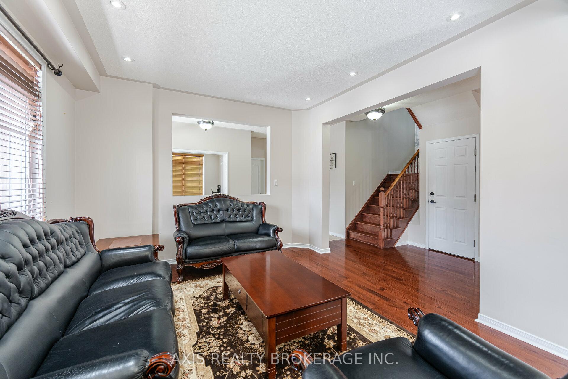 Photo 10 of 25 Laurentide Crescent, Brampton, Vales of Castlemore North — HOMEH