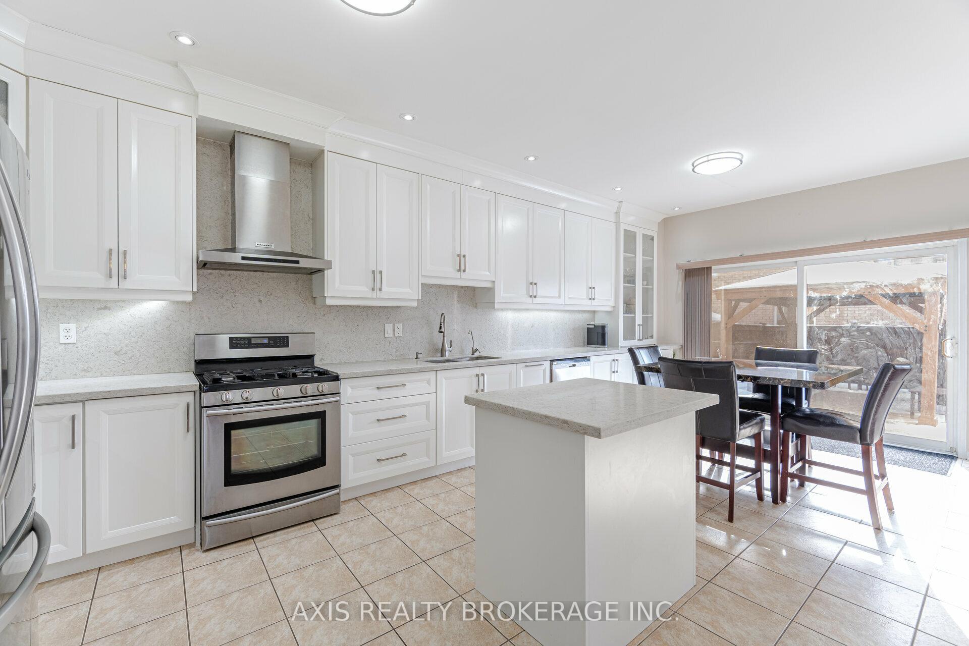 Photo 15 of 25 Laurentide Crescent, Brampton, Vales of Castlemore North — HOMEH