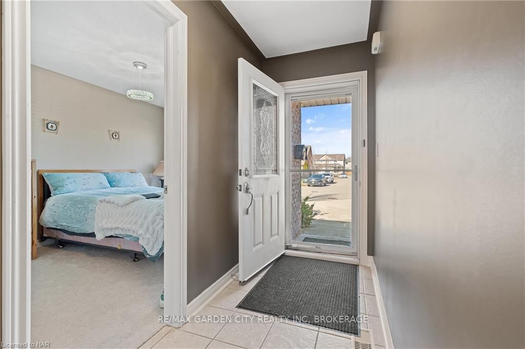 Photo 2 of 16 Bluegrass Crescent, St. Catharines, Oakdale — HOMEH