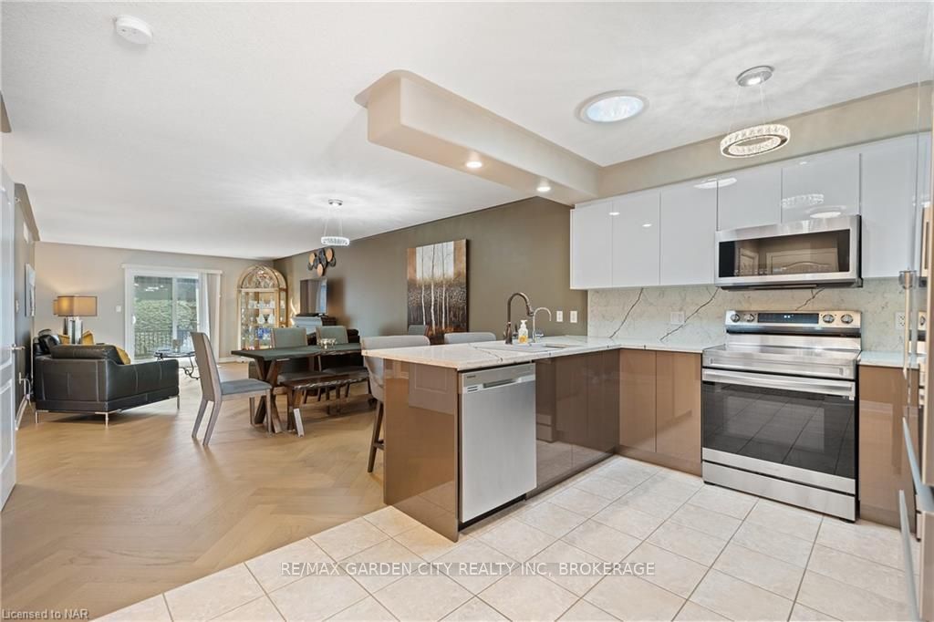 Photo 3 of 16 Bluegrass Crescent, St. Catharines, Oakdale — HOMEH