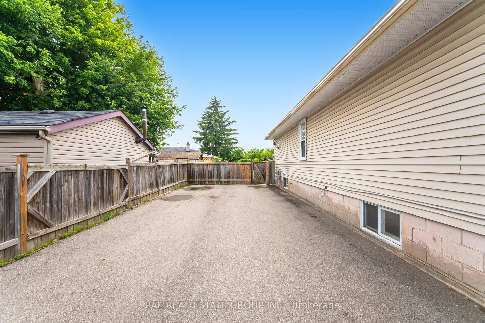 Photo 5 of 216 Millen Road, Hamilton, Stoney Creek — HOMEH