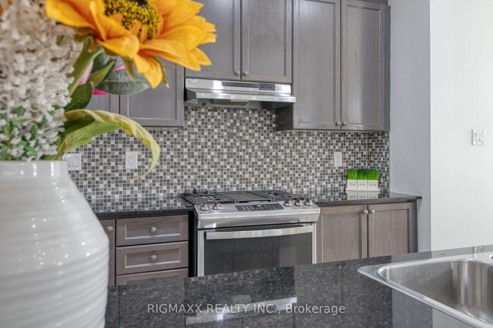 Photo 4 of 53 Lola Crescent, Brampton, Northwest Brampton — HOMEH