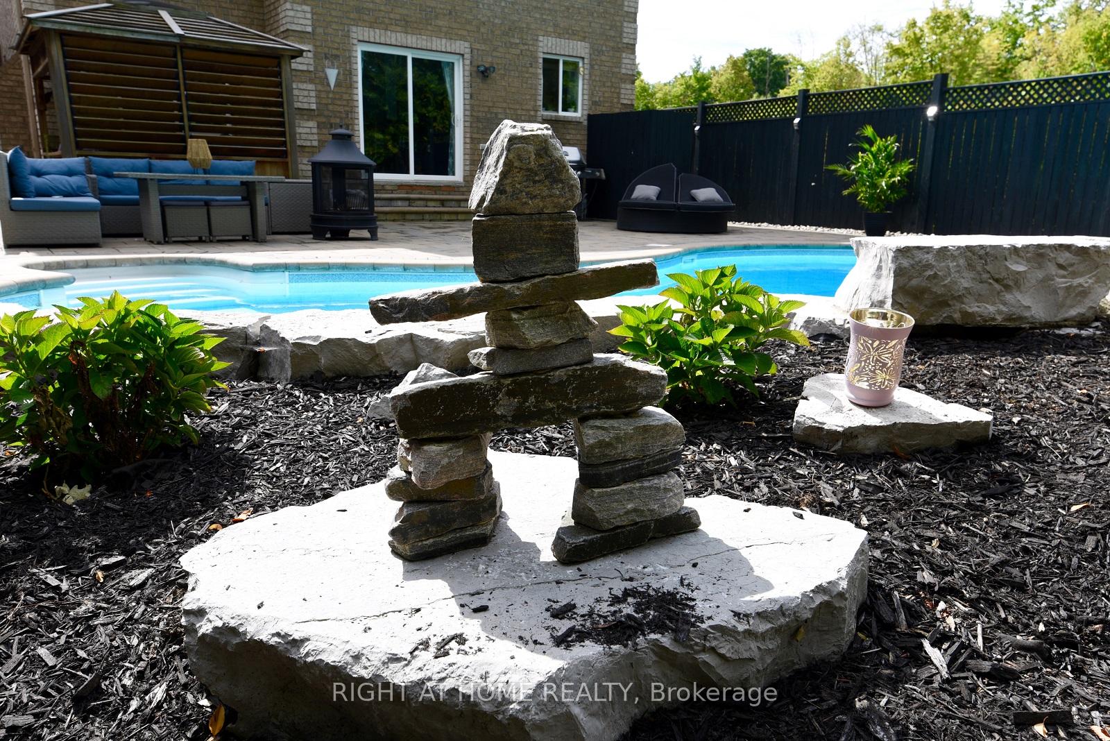 Photo 2 of 16 Prince Edward Place, Barrie, Innis-Shore — HOMEH
