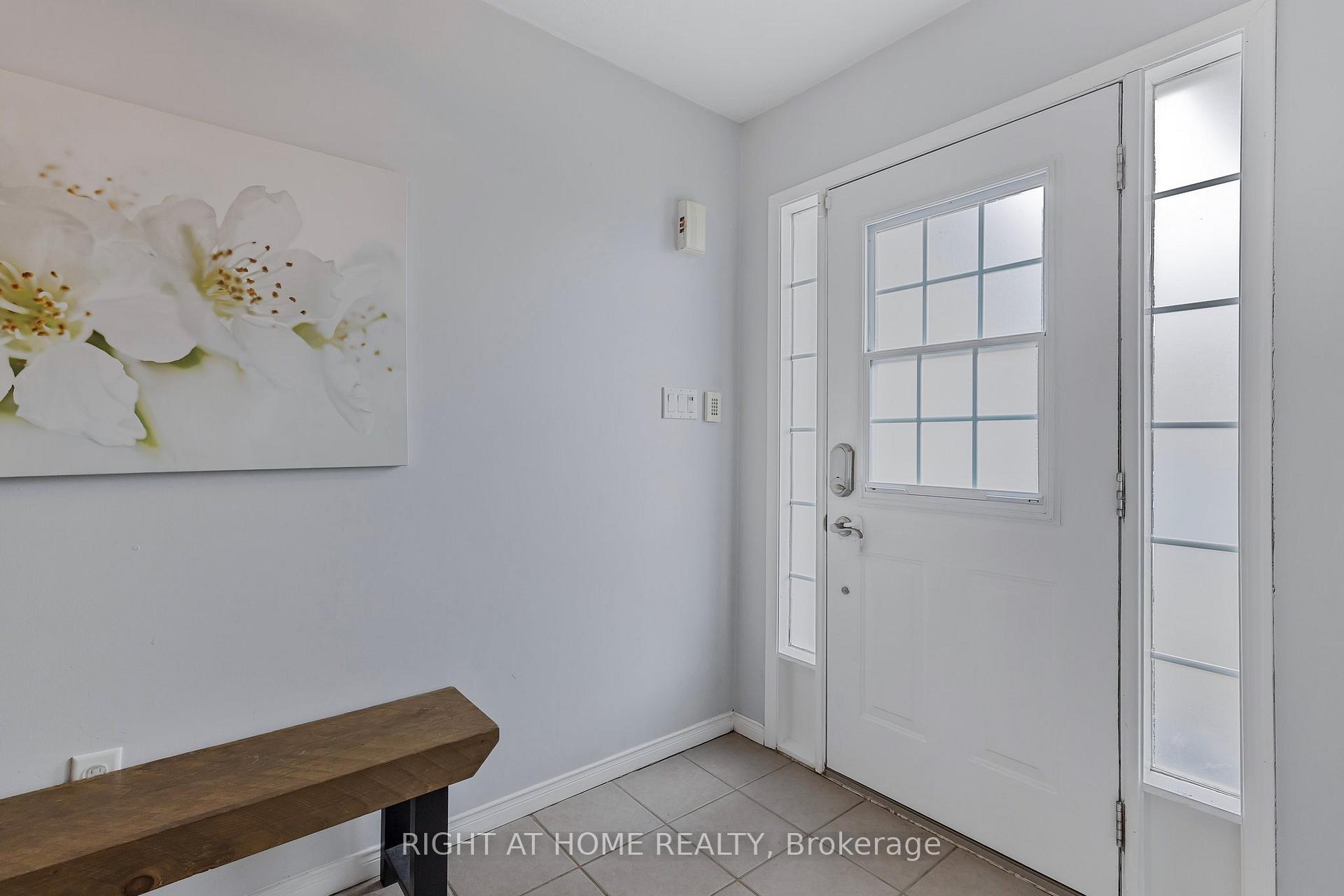 Photo 3 of 16 Prince Edward Place, Barrie, Innis-Shore — HOMEH
