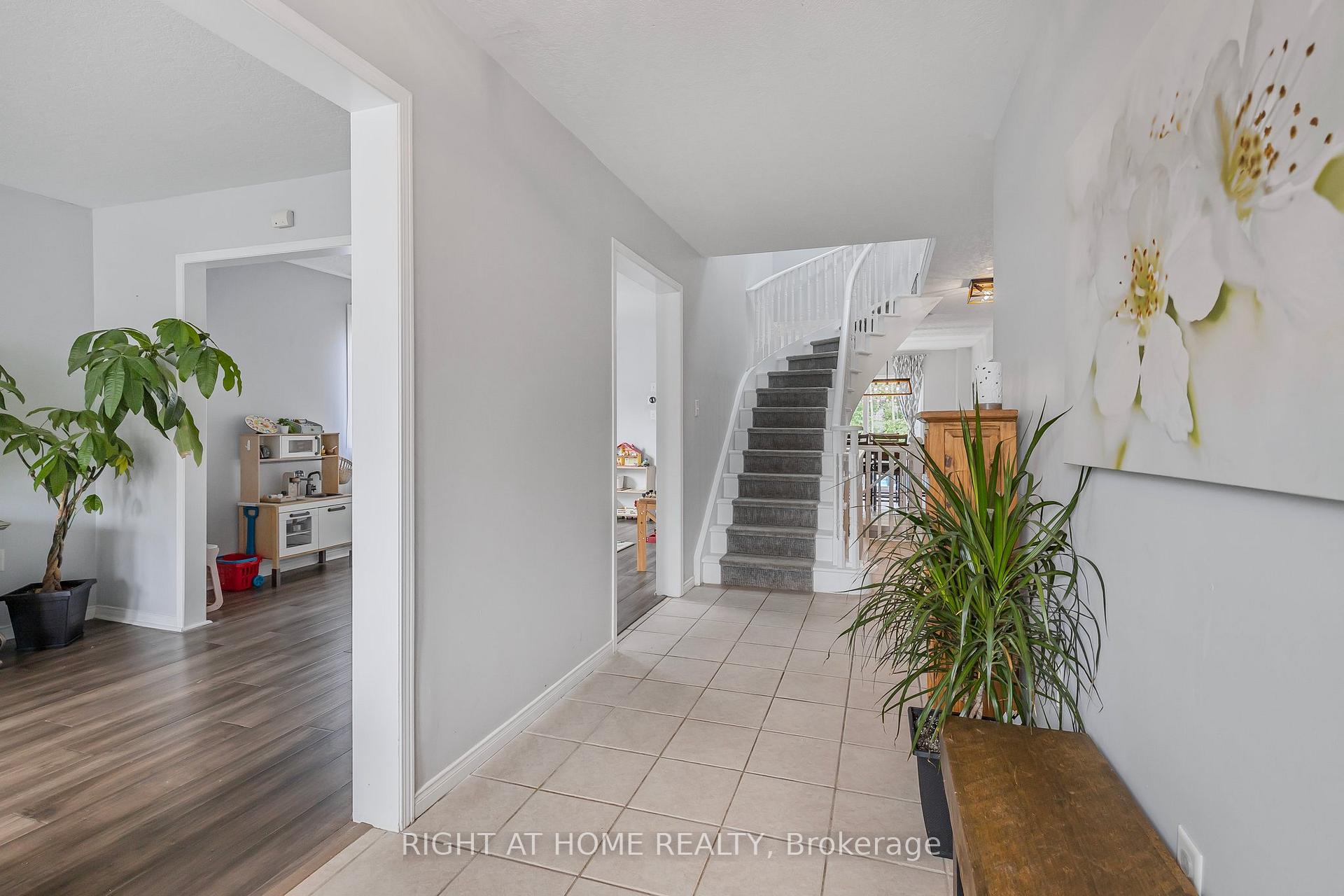 Photo 4 of 16 Prince Edward Place, Barrie, Innis-Shore — HOMEH