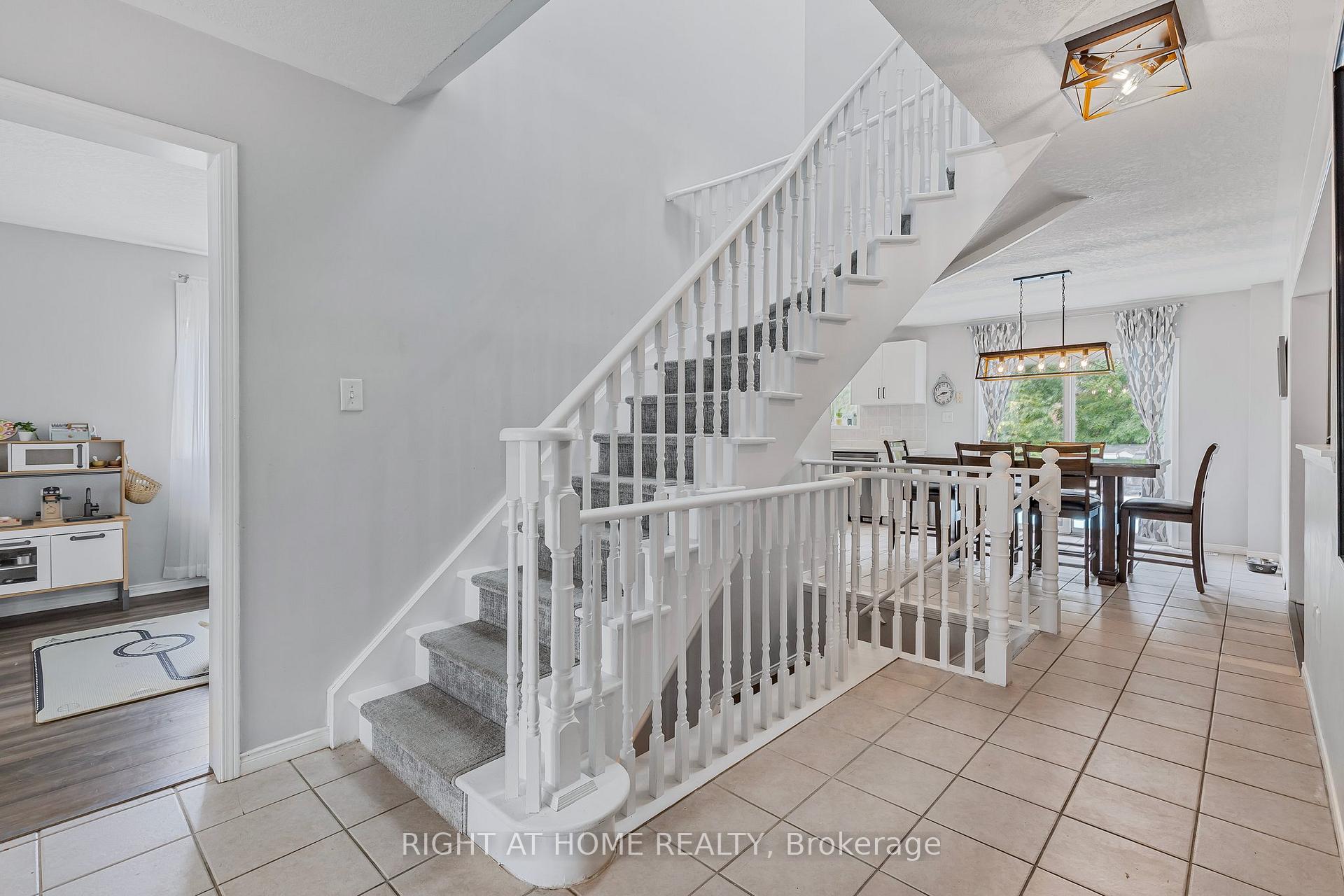 Photo 5 of 16 Prince Edward Place, Barrie, Innis-Shore — HOMEH