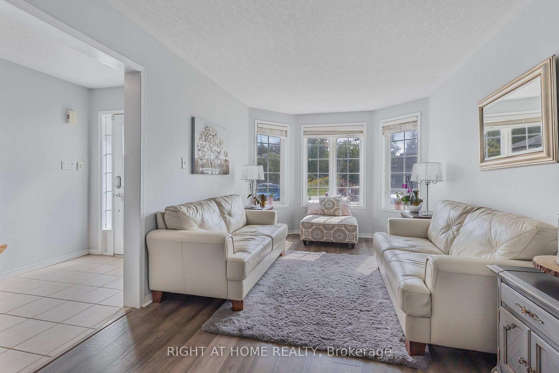Photo 8 of 16 Prince Edward Place, Barrie, Innis-Shore — HOMEH