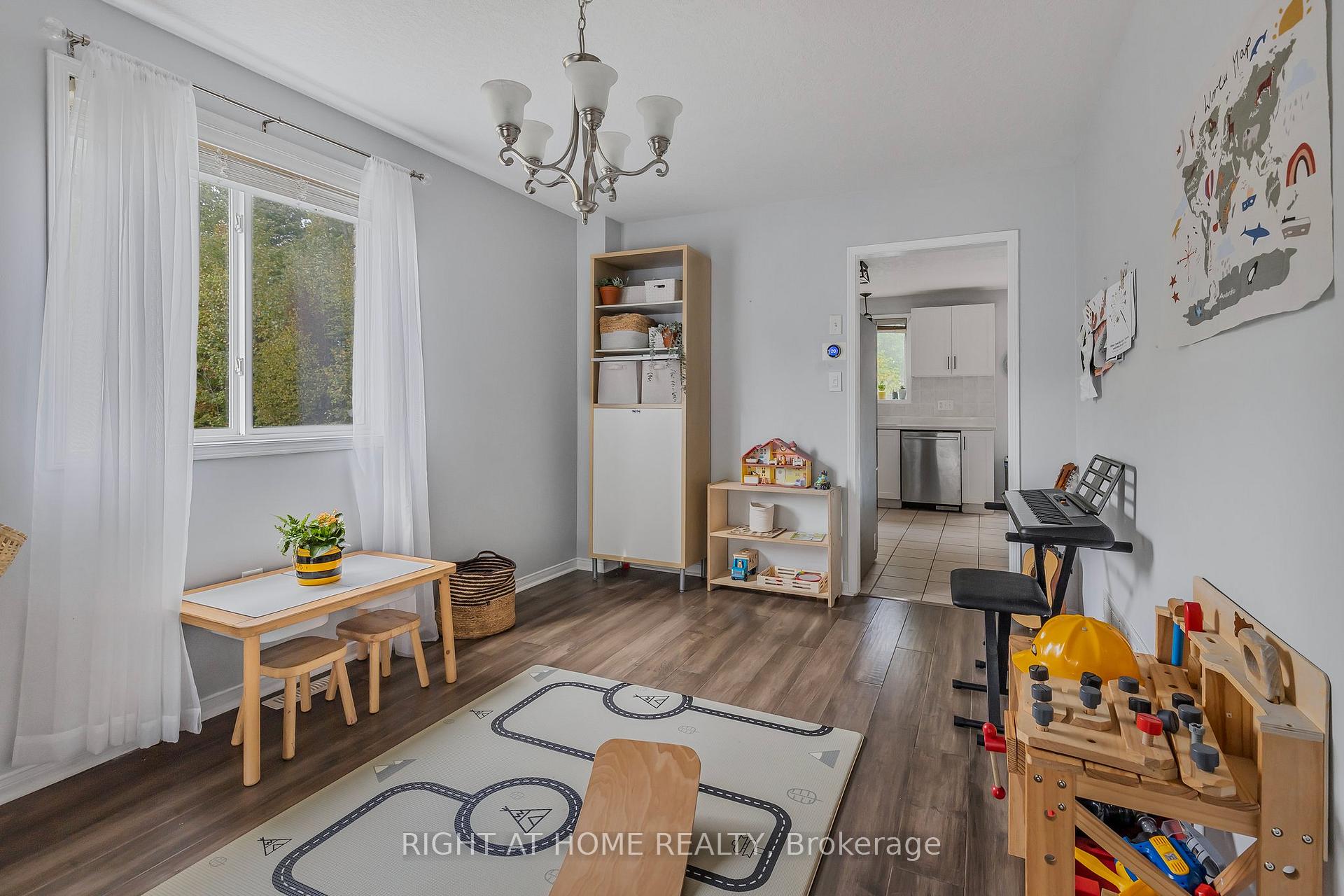 Photo 9 of 16 Prince Edward Place, Barrie, Innis-Shore — HOMEH