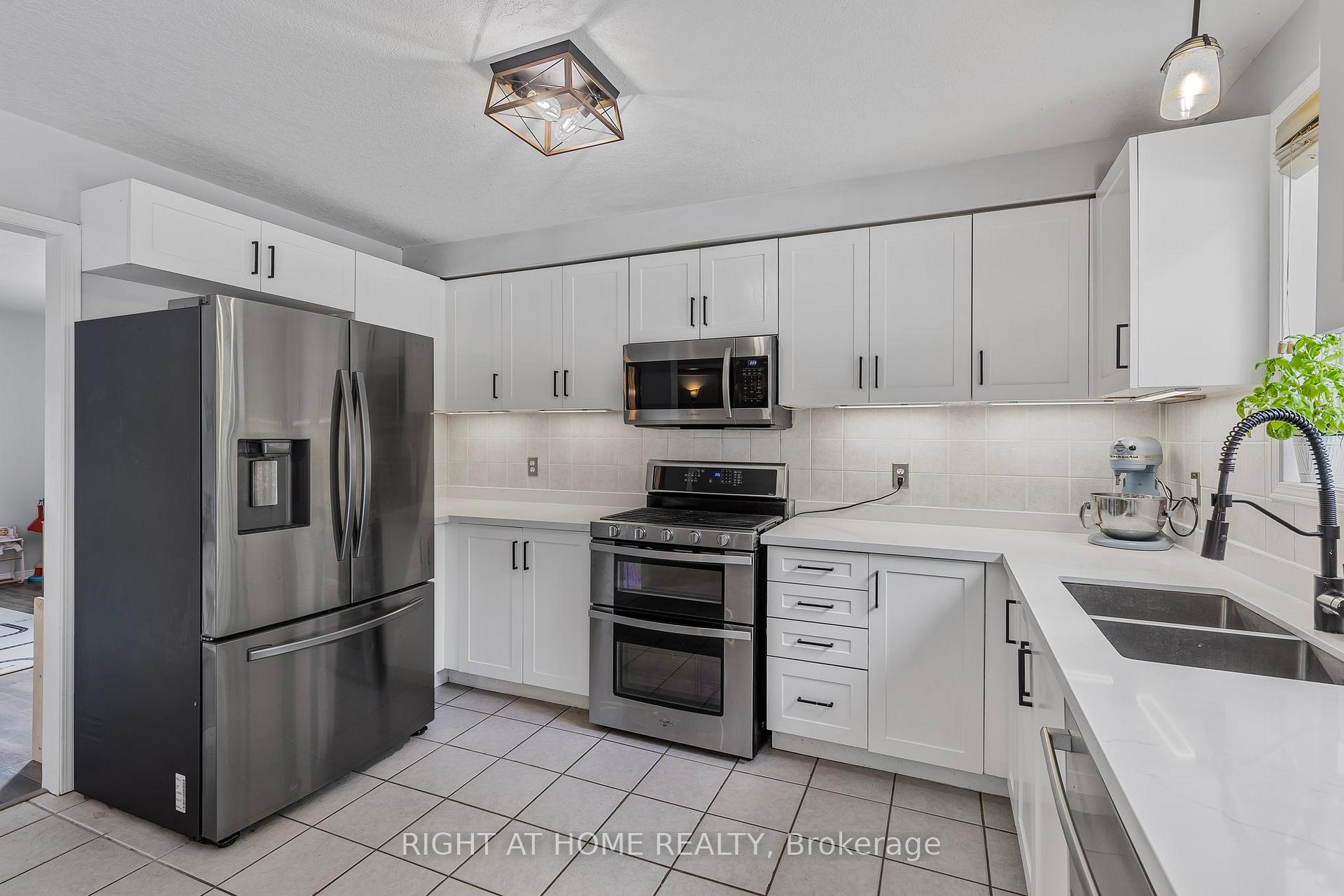 Photo 10 of 16 Prince Edward Place, Barrie, Innis-Shore — HOMEH