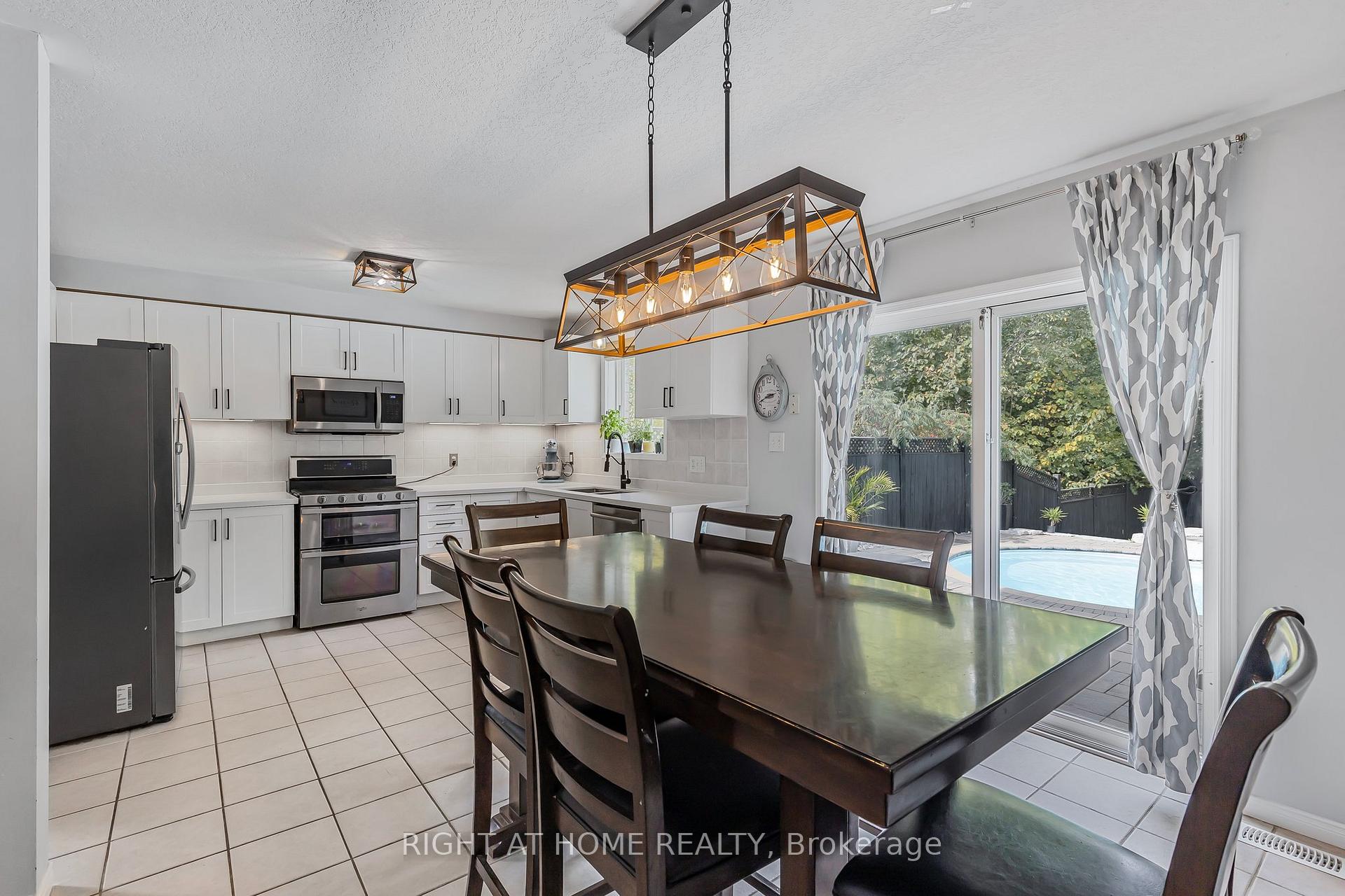 Photo 11 of 16 Prince Edward Place, Barrie, Innis-Shore — HOMEH
