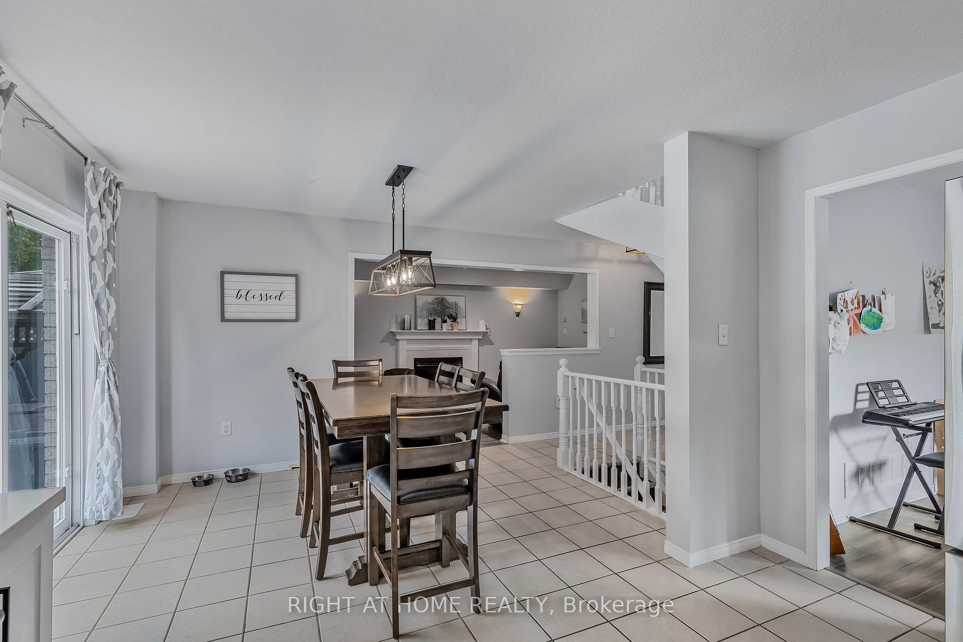 Photo 12 of 16 Prince Edward Place, Barrie, Innis-Shore — HOMEH