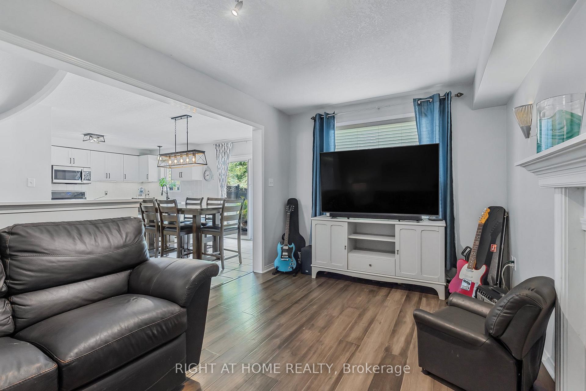 Photo 13 of 16 Prince Edward Place, Barrie, Innis-Shore — HOMEH