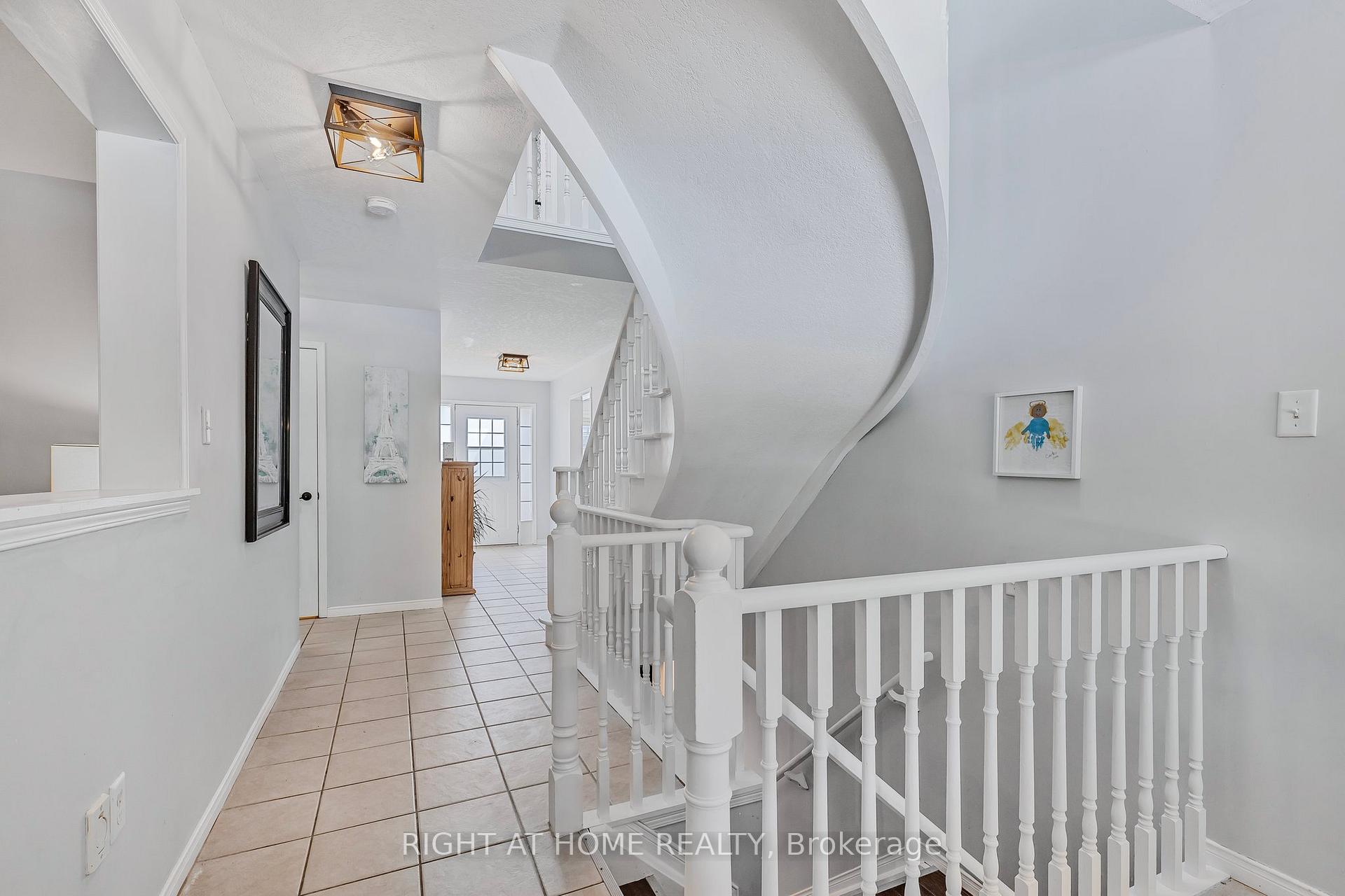 Photo 14 of 16 Prince Edward Place, Barrie, Innis-Shore — HOMEH