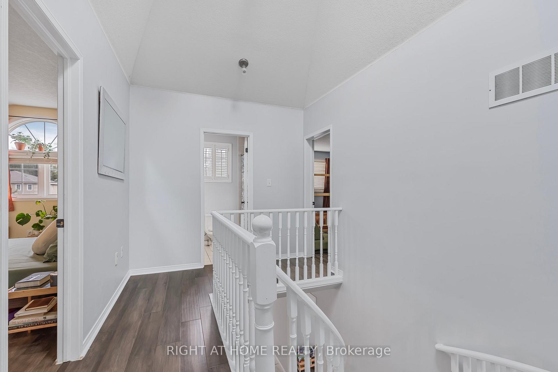 Photo 15 of 16 Prince Edward Place, Barrie, Innis-Shore — HOMEH