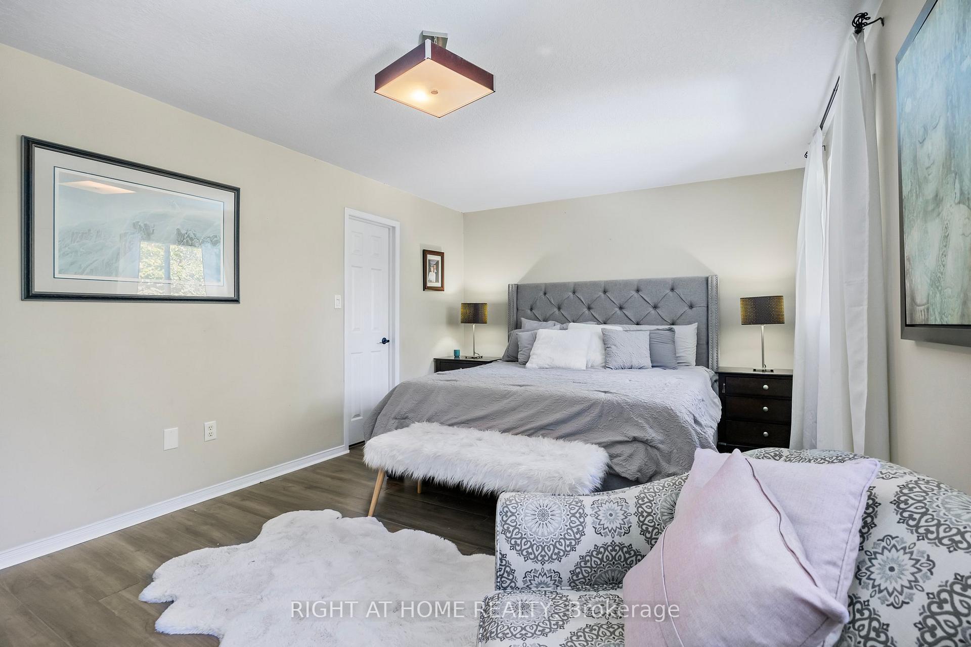 Photo 17 of 16 Prince Edward Place, Barrie, Innis-Shore — HOMEH