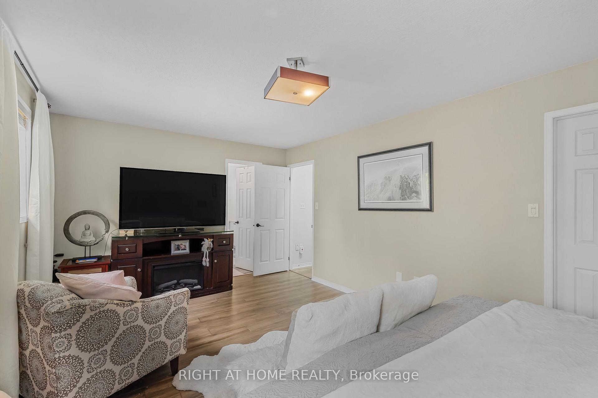 Photo 18 of 16 Prince Edward Place, Barrie, Innis-Shore — HOMEH