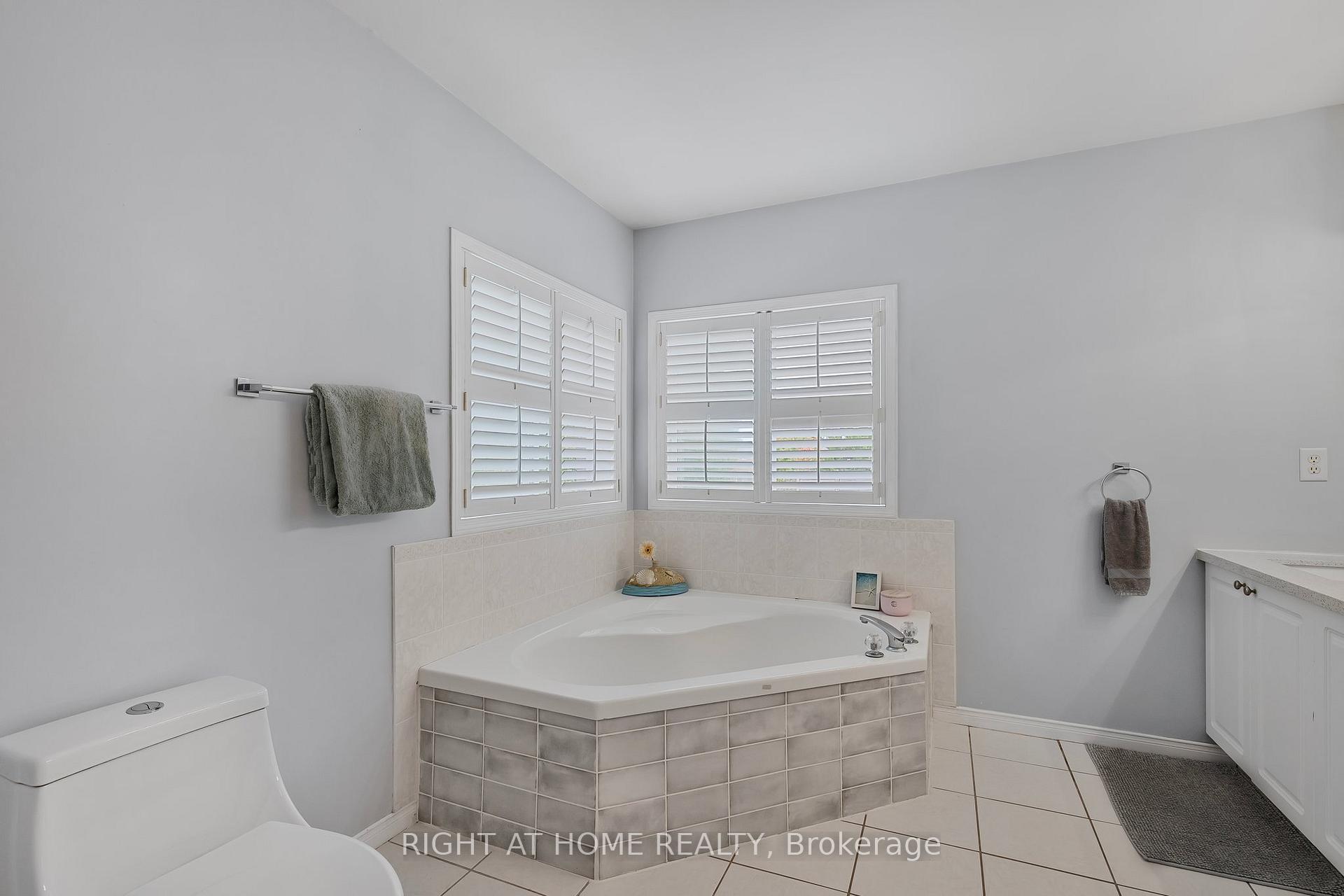 Photo 19 of 16 Prince Edward Place, Barrie, Innis-Shore — HOMEH