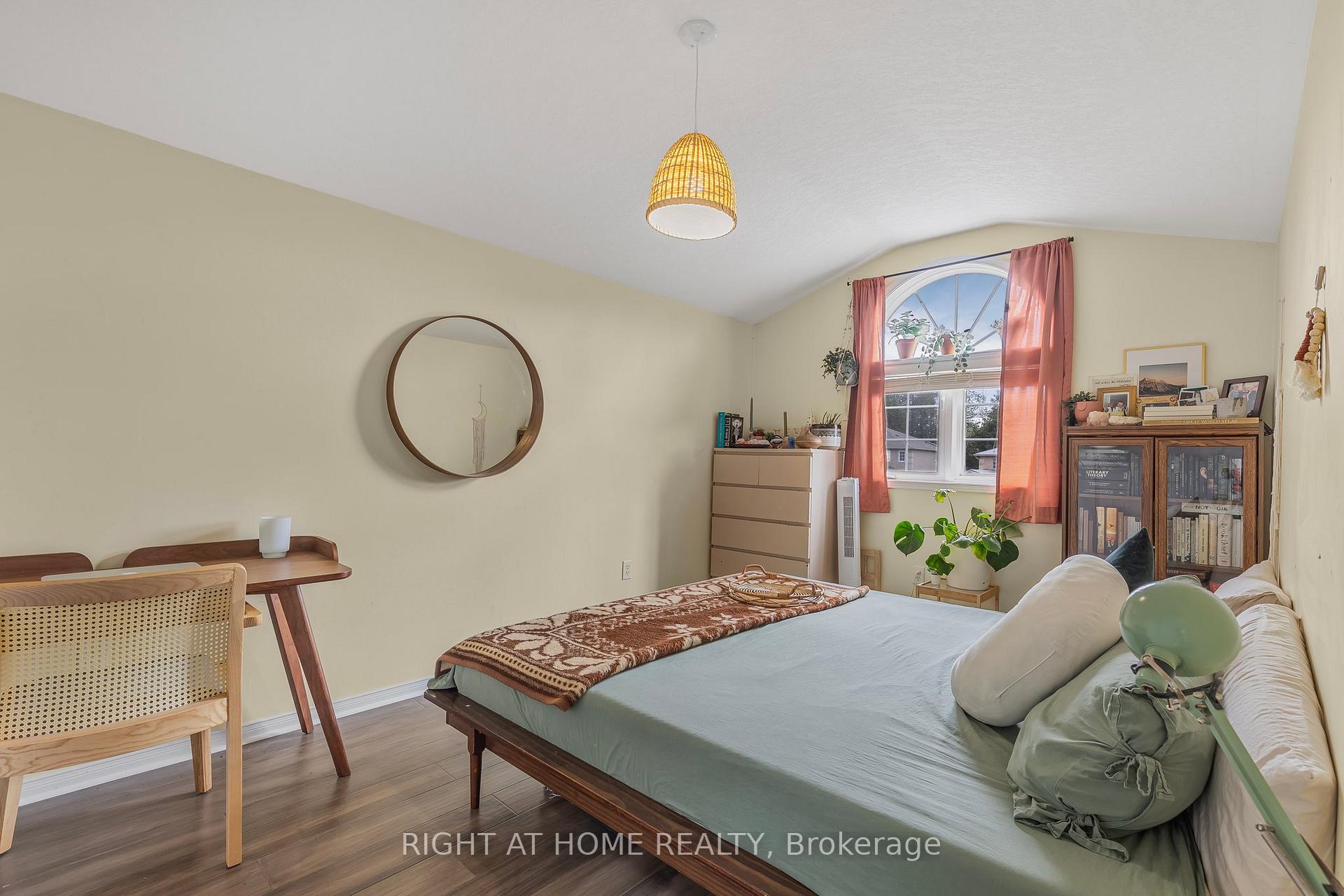 Photo 21 of 16 Prince Edward Place, Barrie, Innis-Shore — HOMEH