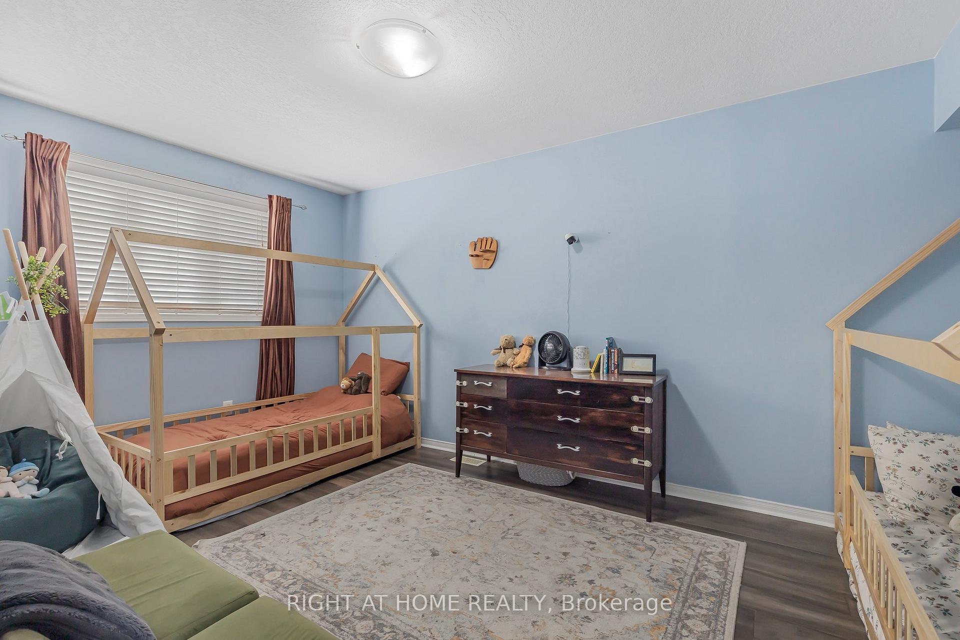 Photo 22 of 16 Prince Edward Place, Barrie, Innis-Shore — HOMEH