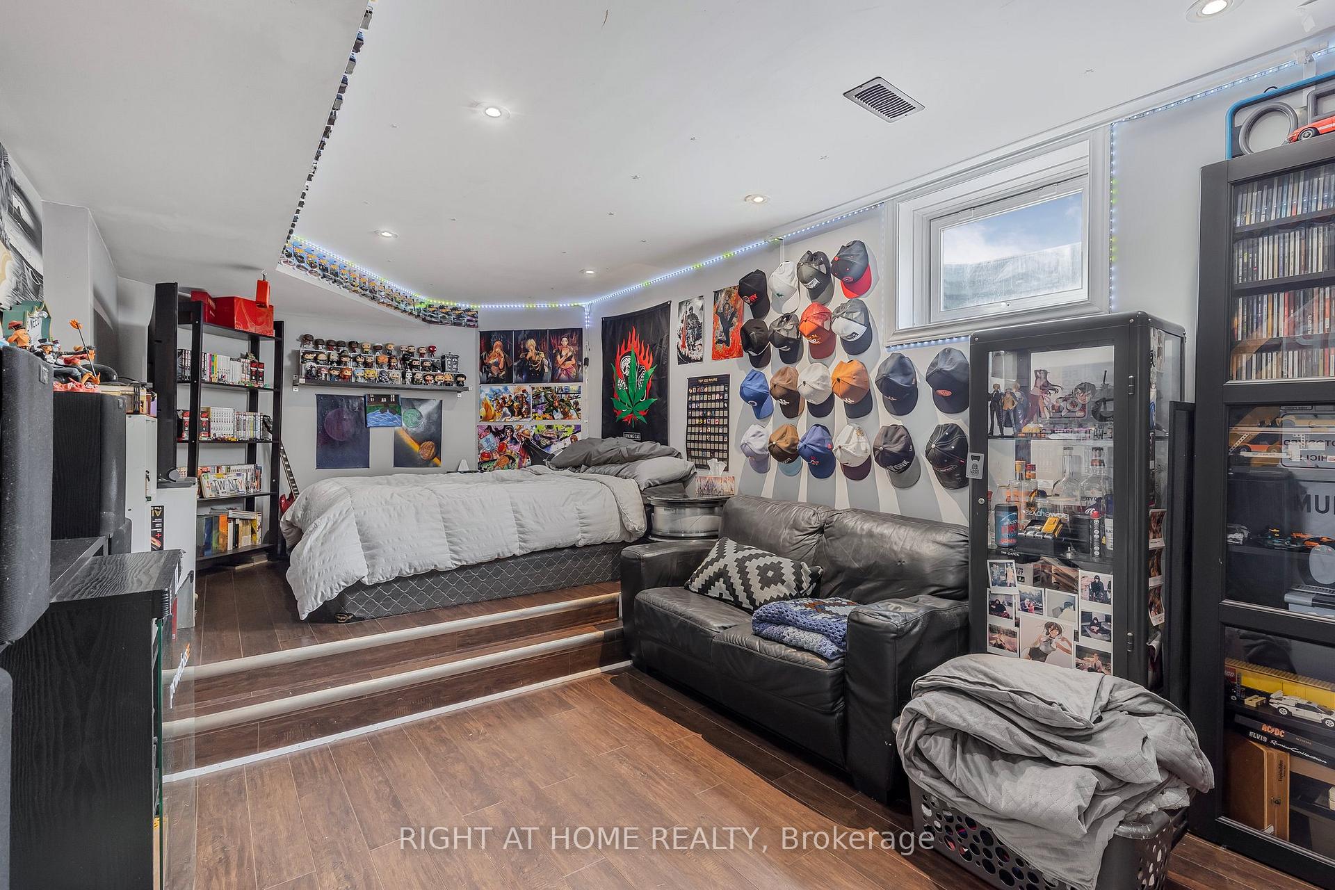 Photo 25 of 16 Prince Edward Place, Barrie, Innis-Shore — HOMEH