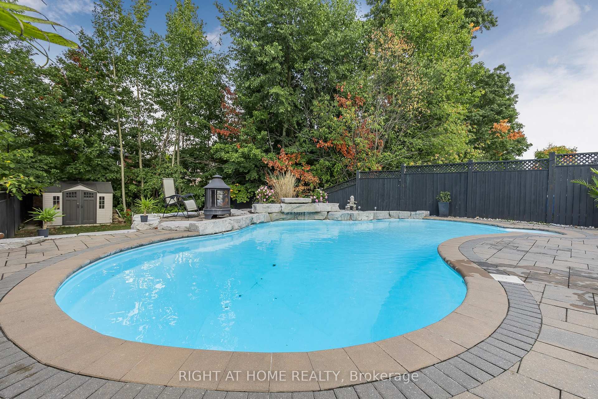 Photo 31 of 16 Prince Edward Place, Barrie, Innis-Shore — HOMEH
