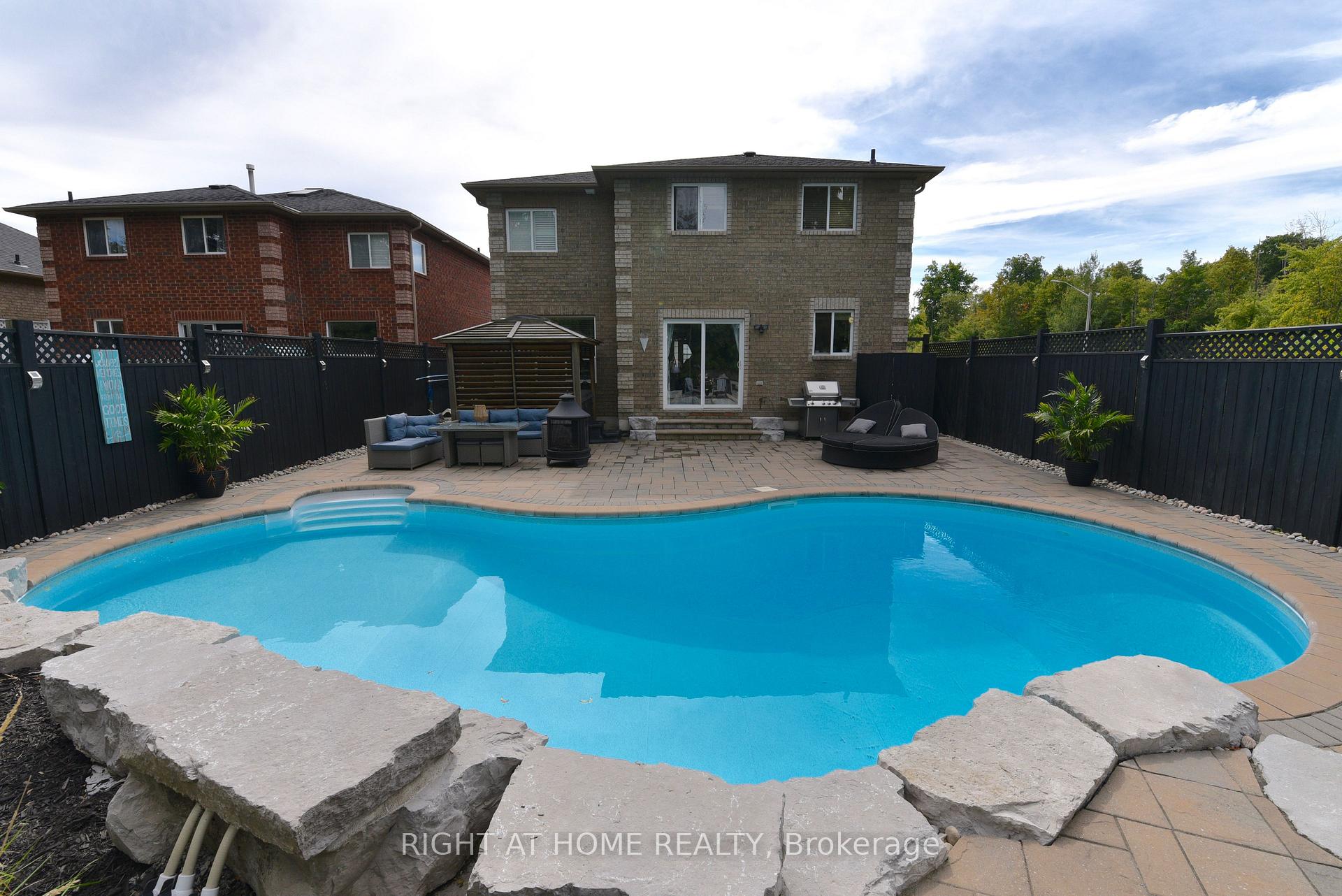 Photo 33 of 16 Prince Edward Place, Barrie, Innis-Shore — HOMEH