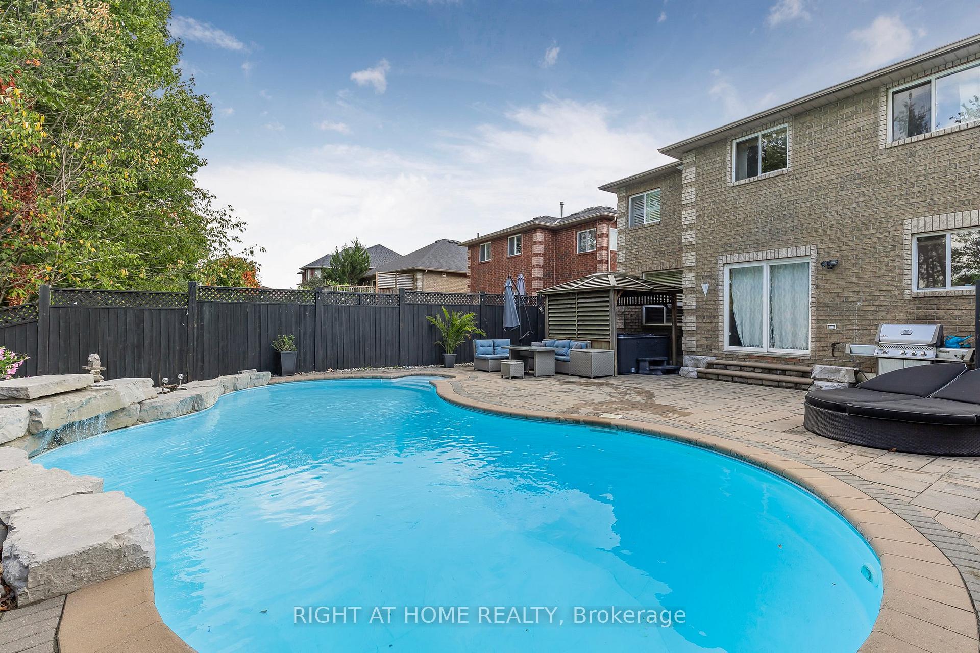 Photo 34 of 16 Prince Edward Place, Barrie, Innis-Shore — HOMEH
