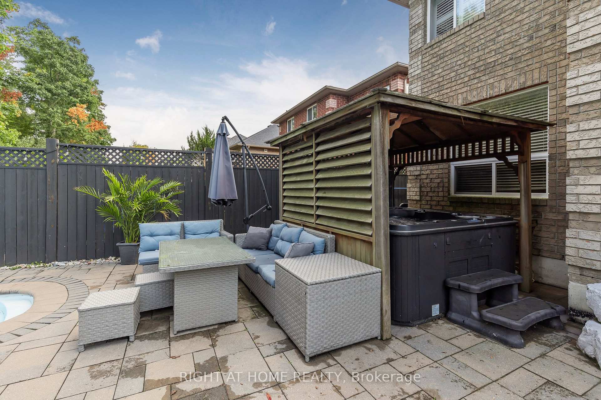 Photo 35 of 16 Prince Edward Place, Barrie, Innis-Shore — HOMEH