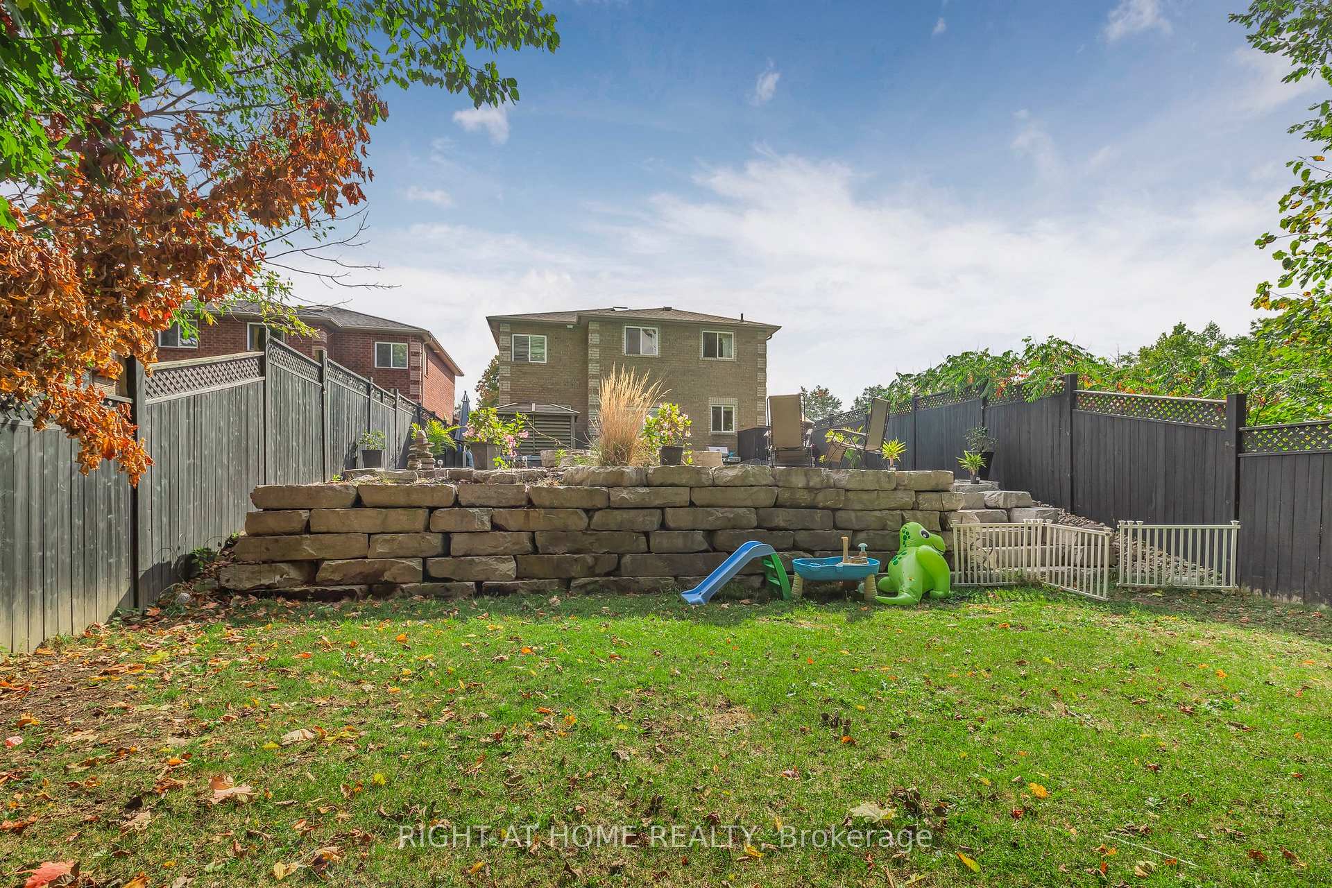 Photo 36 of 16 Prince Edward Place, Barrie, Innis-Shore — HOMEH