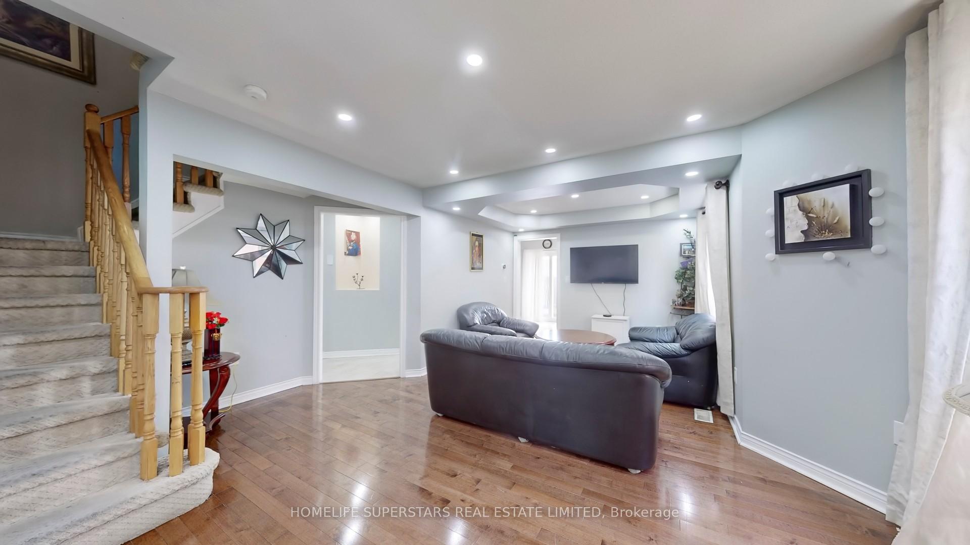 Photo 3 of 288 Pressed Brick Drive, Brampton, Brampton North — HOMEH