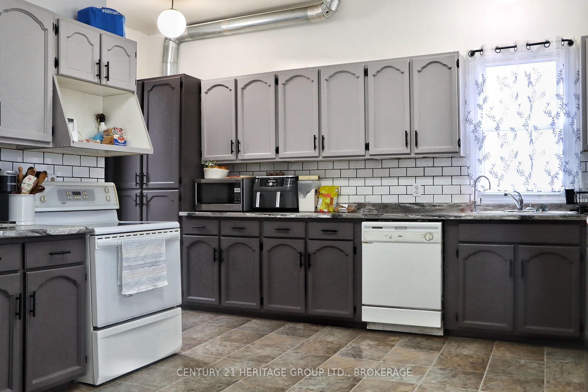 Photo 2 of 124 Centre Street, Deseronto, Deseronto (Town) — HOMEH