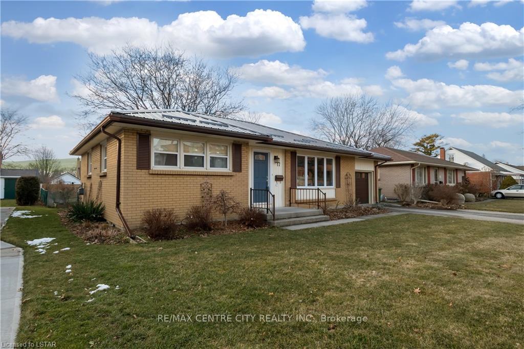 Photo 3 of 17 Hepburn Avenue, St. Thomas — HOMEH