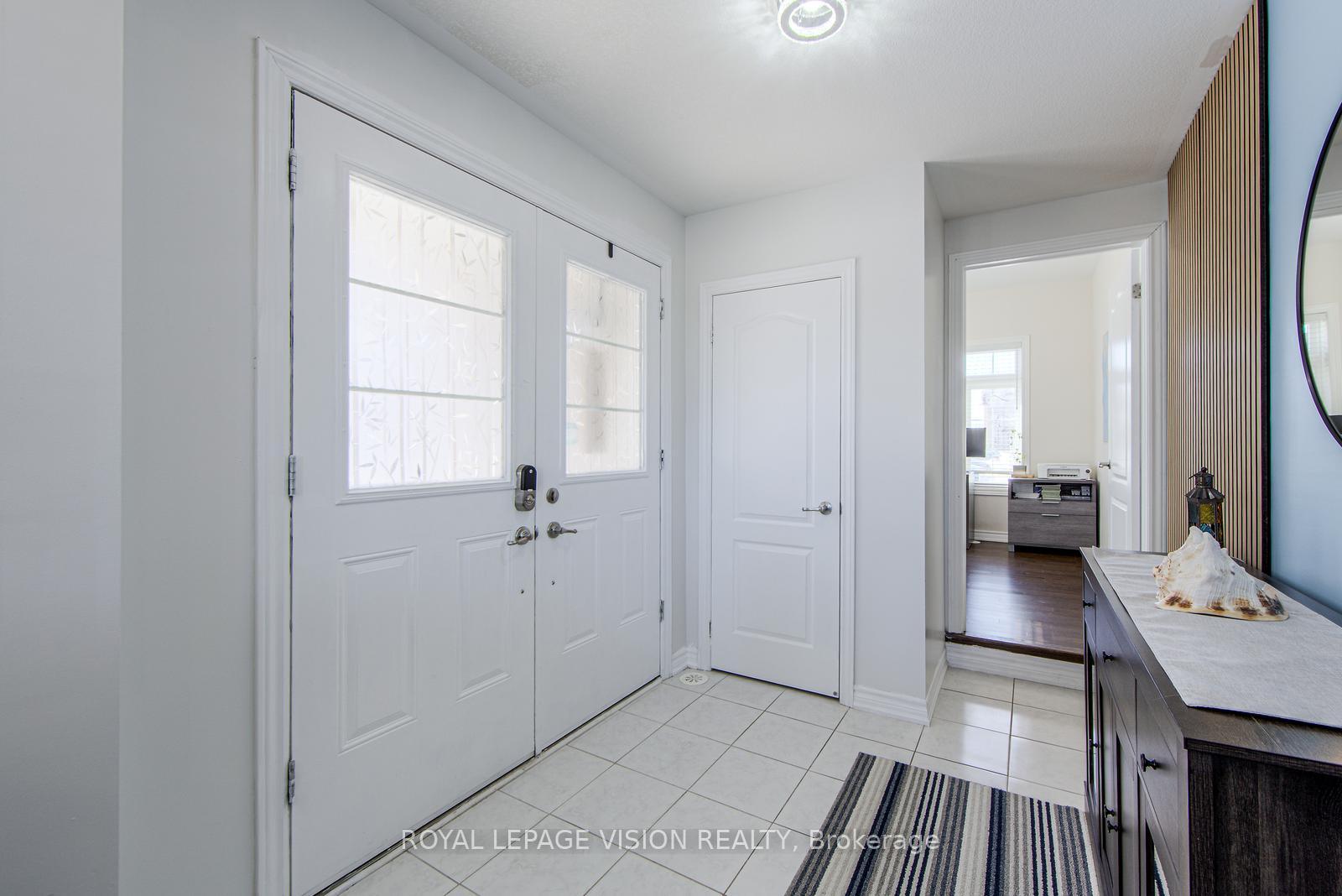 Photo 3 of 54 Borers Creek Circle, Hamilton, Waterdown — HOMEH