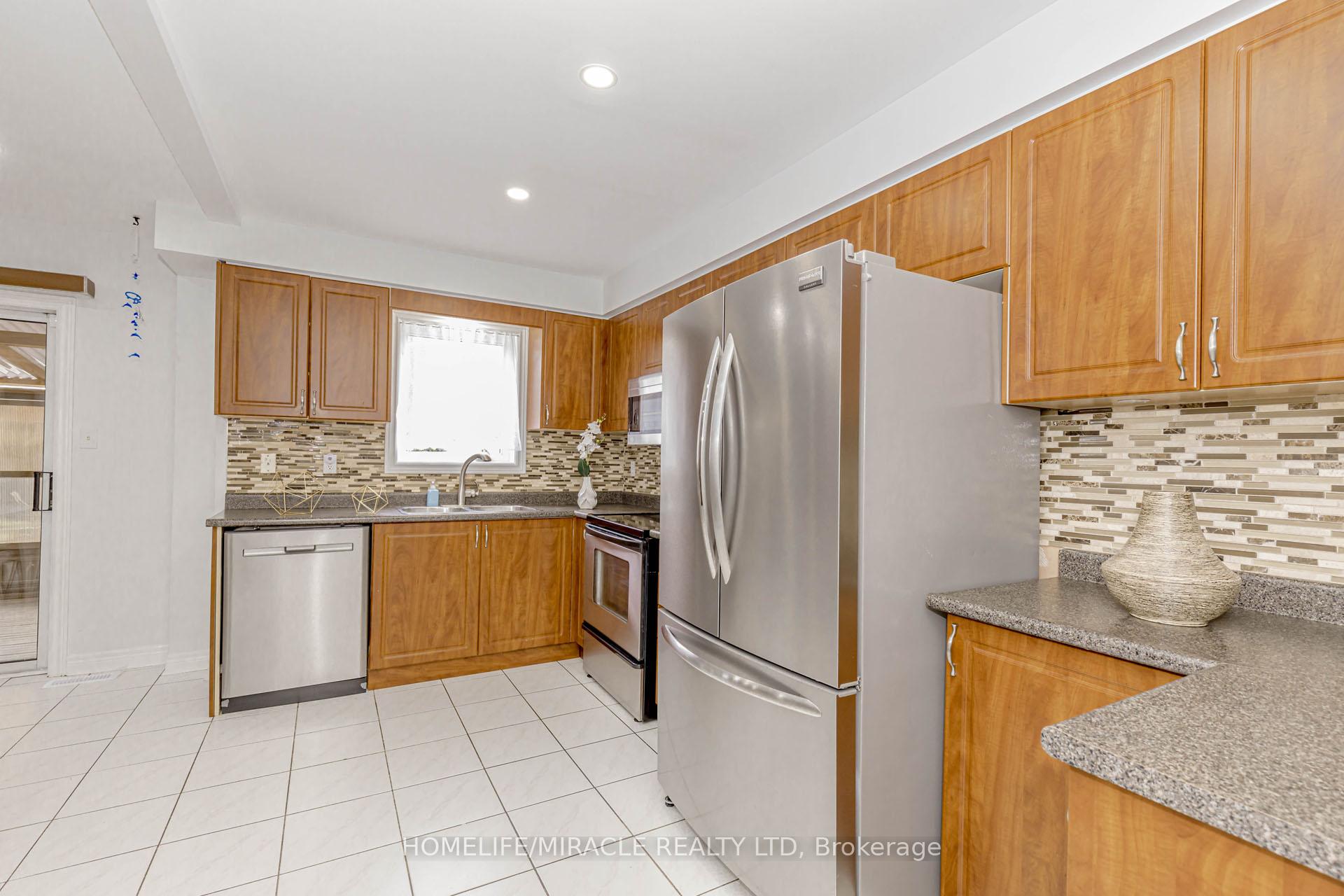 Photo 16 of 41 Sunny Glen Crescent, Brampton, Northwest Sandalwood Parkway — HOMEH