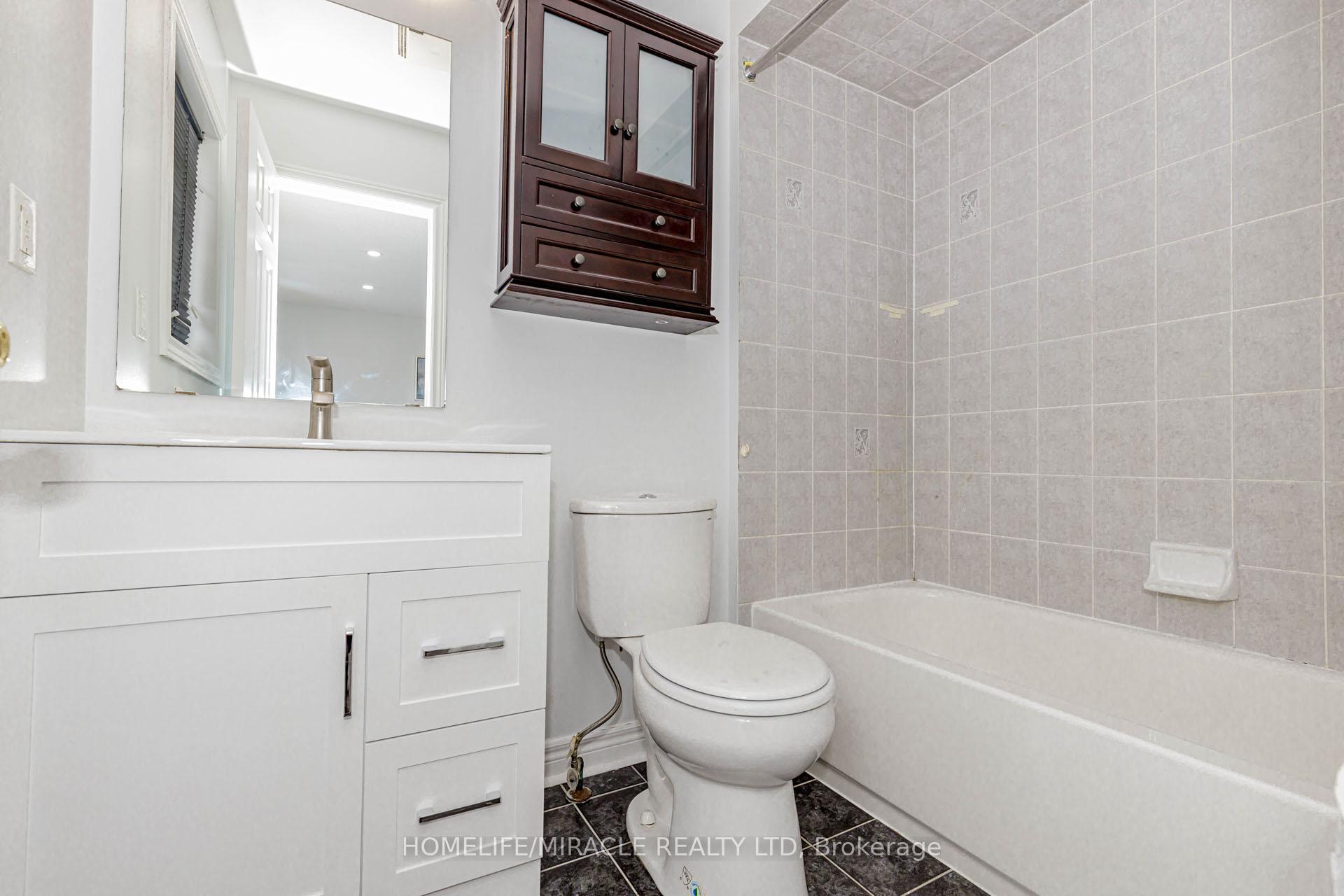 Photo 18 of 41 Sunny Glen Crescent, Brampton, Northwest Sandalwood Parkway — HOMEH