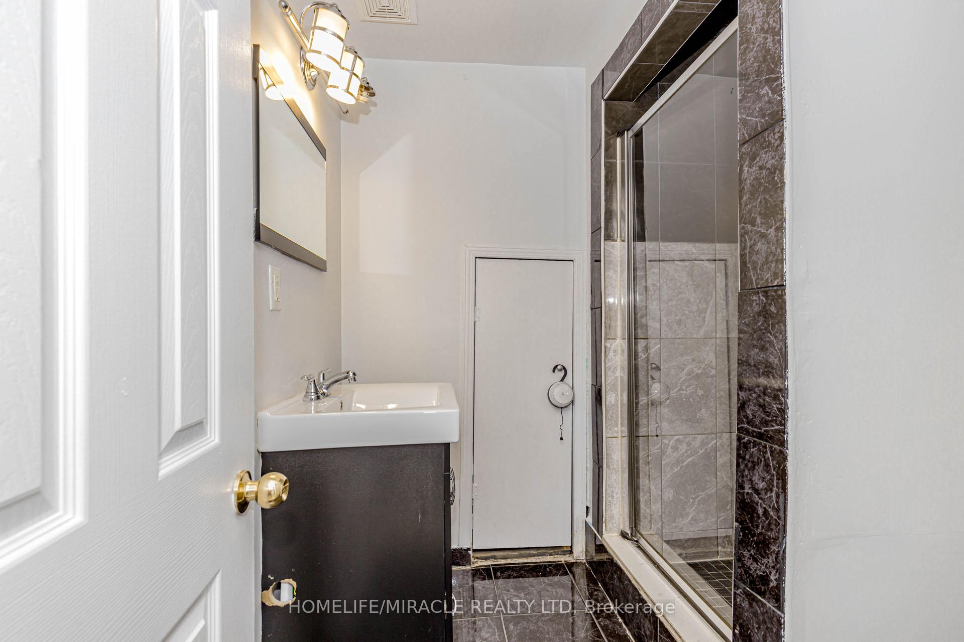 Photo 32 of 41 Sunny Glen Crescent, Brampton, Northwest Sandalwood Parkway — HOMEH