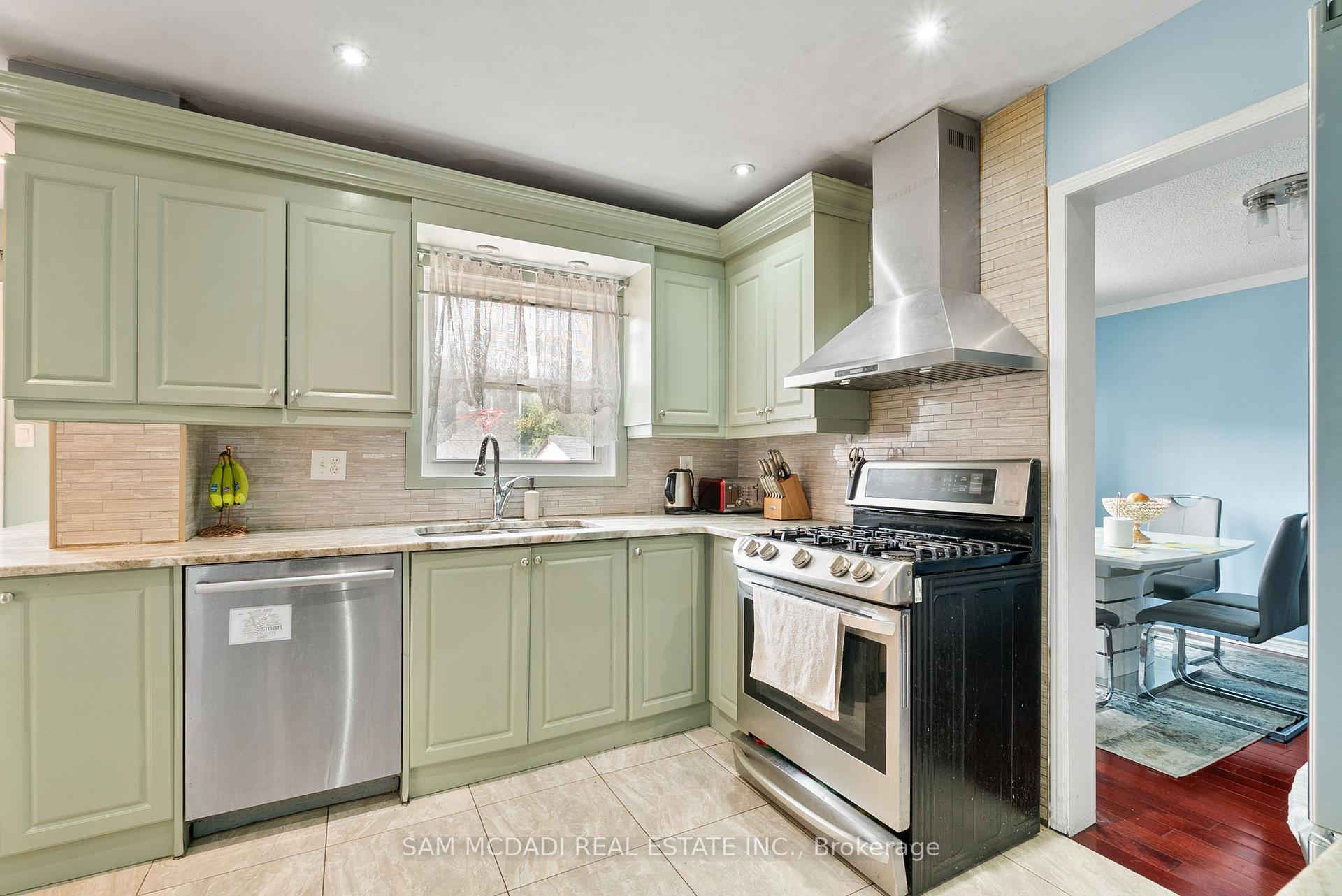 Photo 2 of 45 Cherrytree Drive, Brampton, Fletcher's Creek South — HOMEH