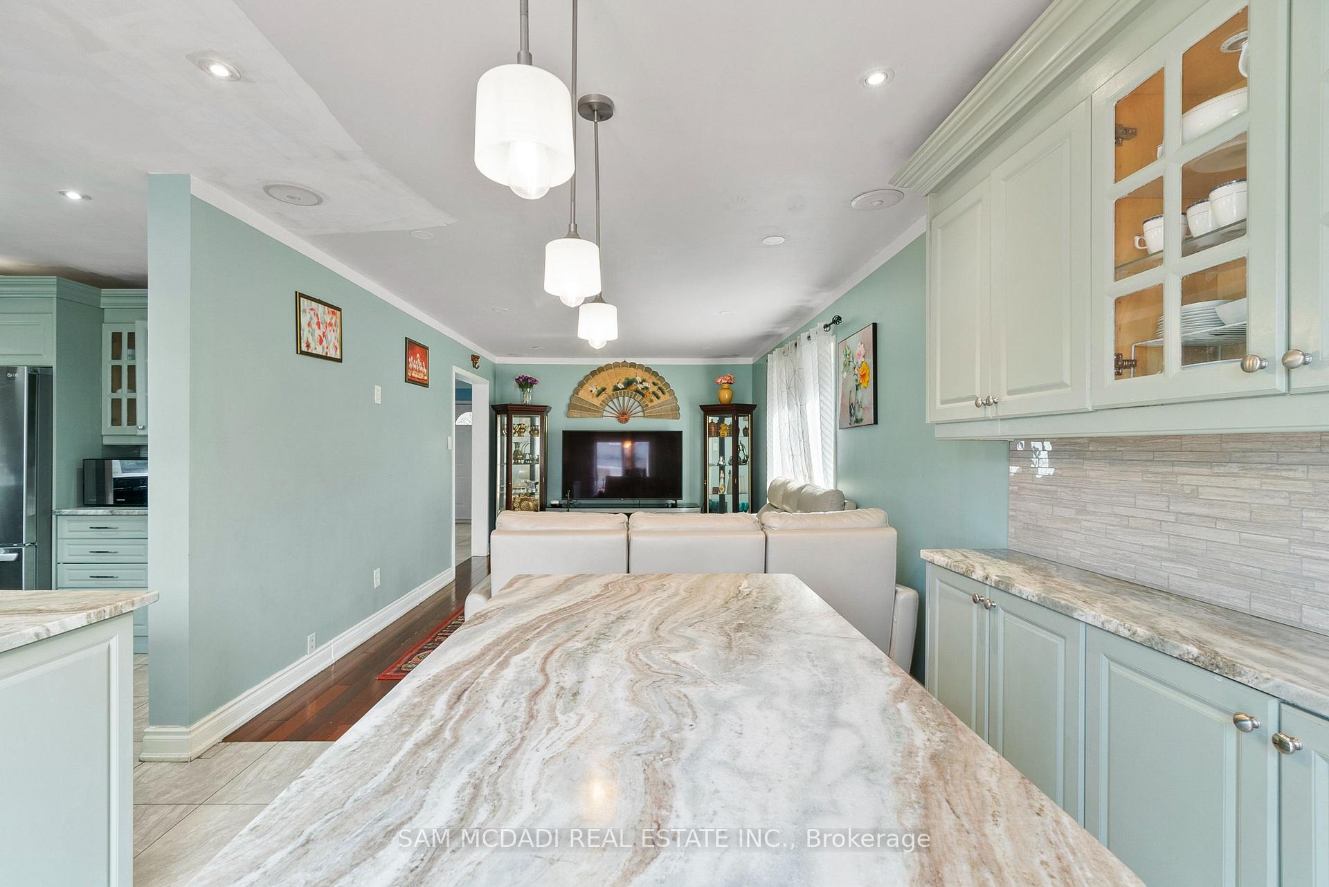 Photo 9 of 45 Cherrytree Drive, Brampton, Fletcher's Creek South — HOMEH