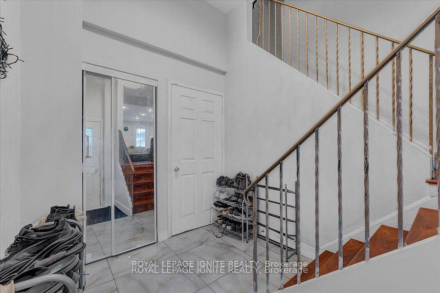 Photo 3 of 98 Sheldrake Court, Brampton, Brampton South — HOMEH