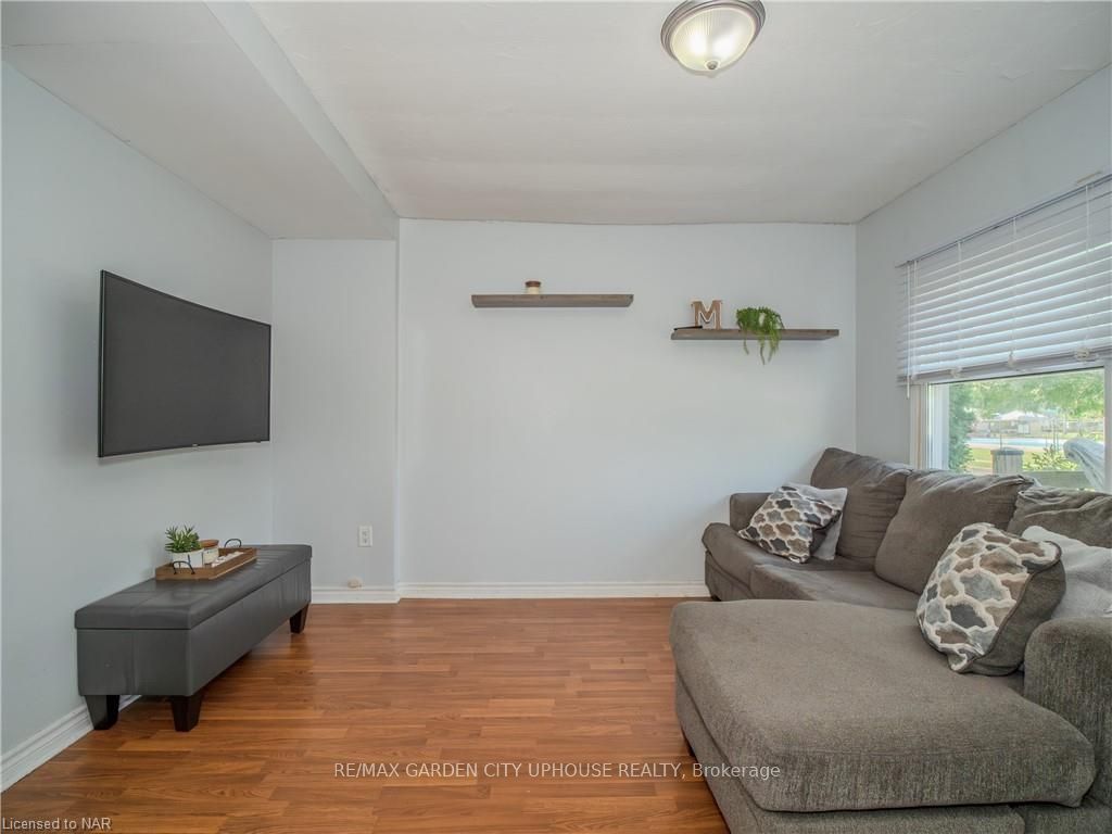 Photo 3 of 70 Chetwood Street, St. Catharines, Western Hill — HOMEH