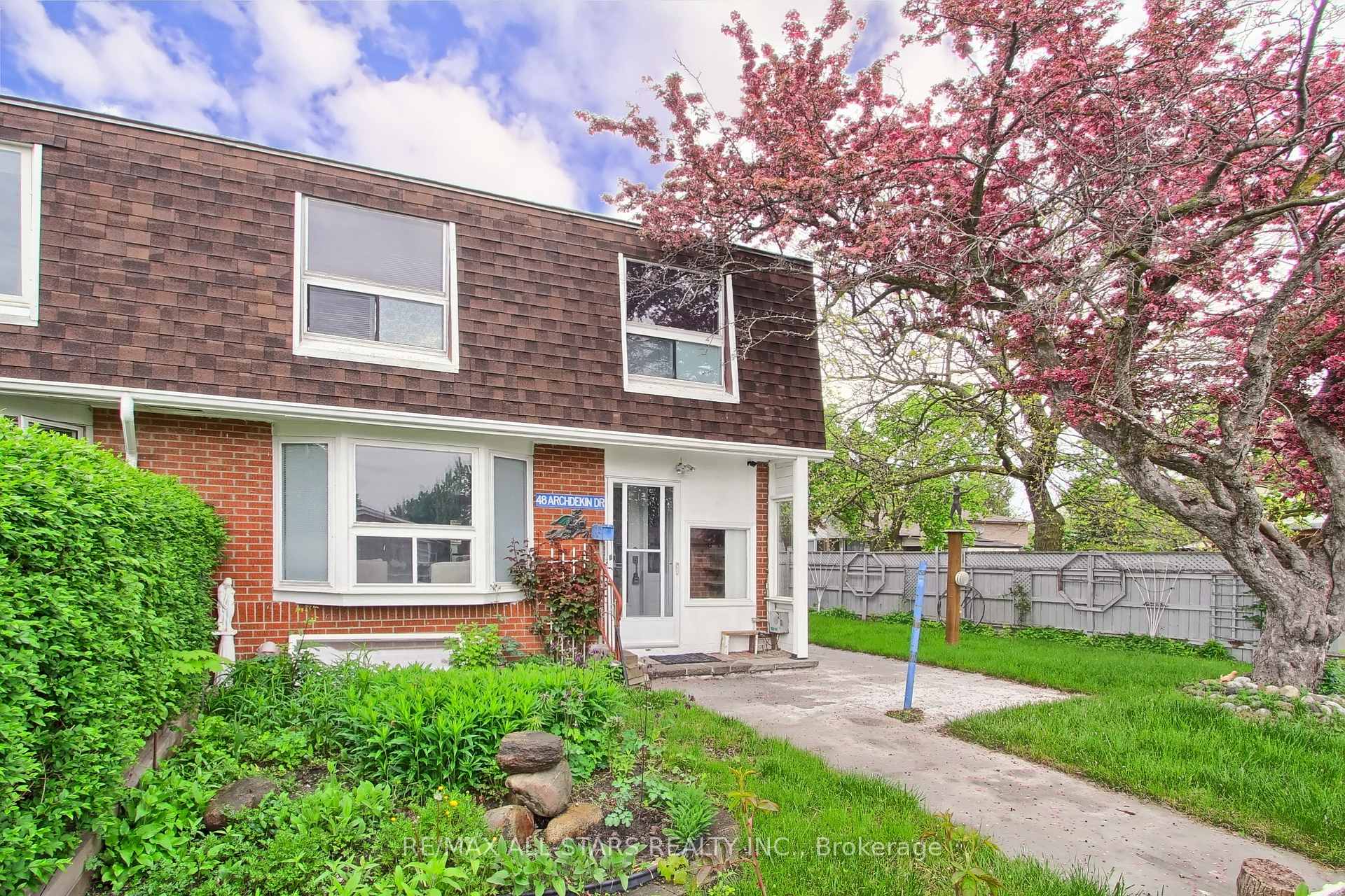 Photo 2 of 48 Archdekin Drive, Brampton, Madoc — HOMEH