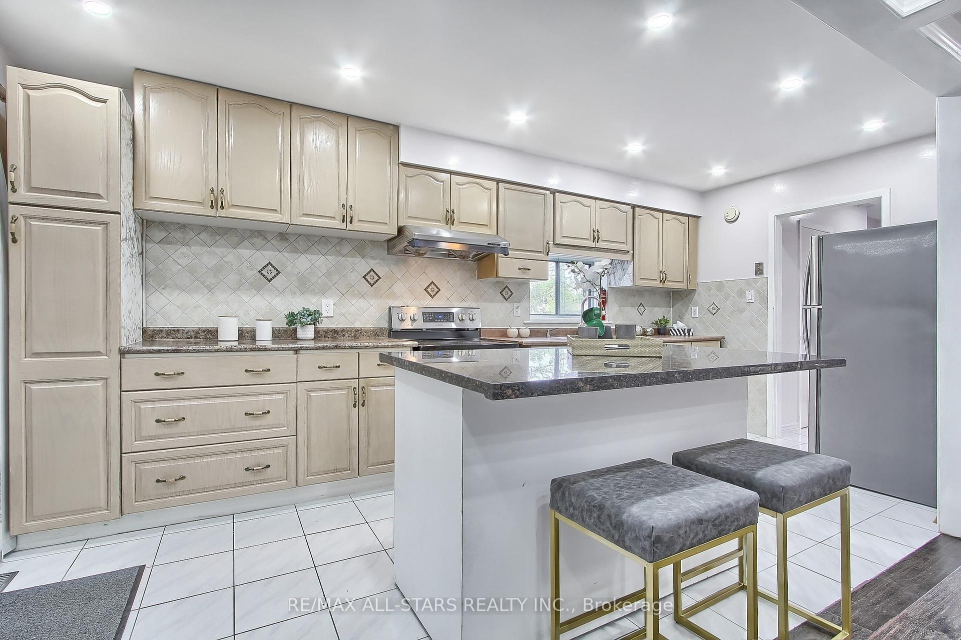 Photo 3 of 48 Archdekin Drive, Brampton, Madoc — HOMEH